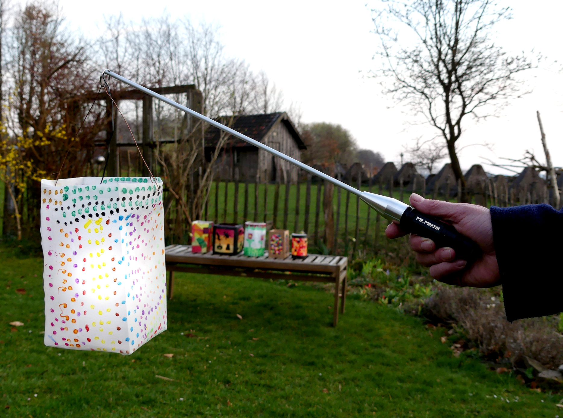 Mr. Martin der hochwertige Laternenstab für die Martinslaterne Mit Mr. Martin gibt es endlich eine hochwertige und nachhaltige Alternative zu herkömmlichen Laternenstäben für die Martinslaternen. Mr. Martin besteht aus einer Taschenlampe und einem Stabaufsatz. Die beiden Teile lassen sich zu einem hochwertigen Laternenstab zusammenschrauben.