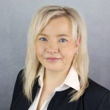 Immobilienmaklerin Ramona Boldt in schwarzem Blazer und weißer Bluse