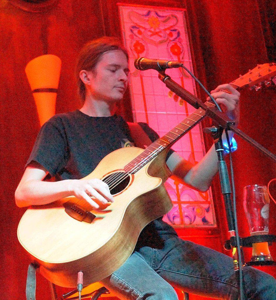 Gitarrist Jörg Jörg von 2-PLUGGED