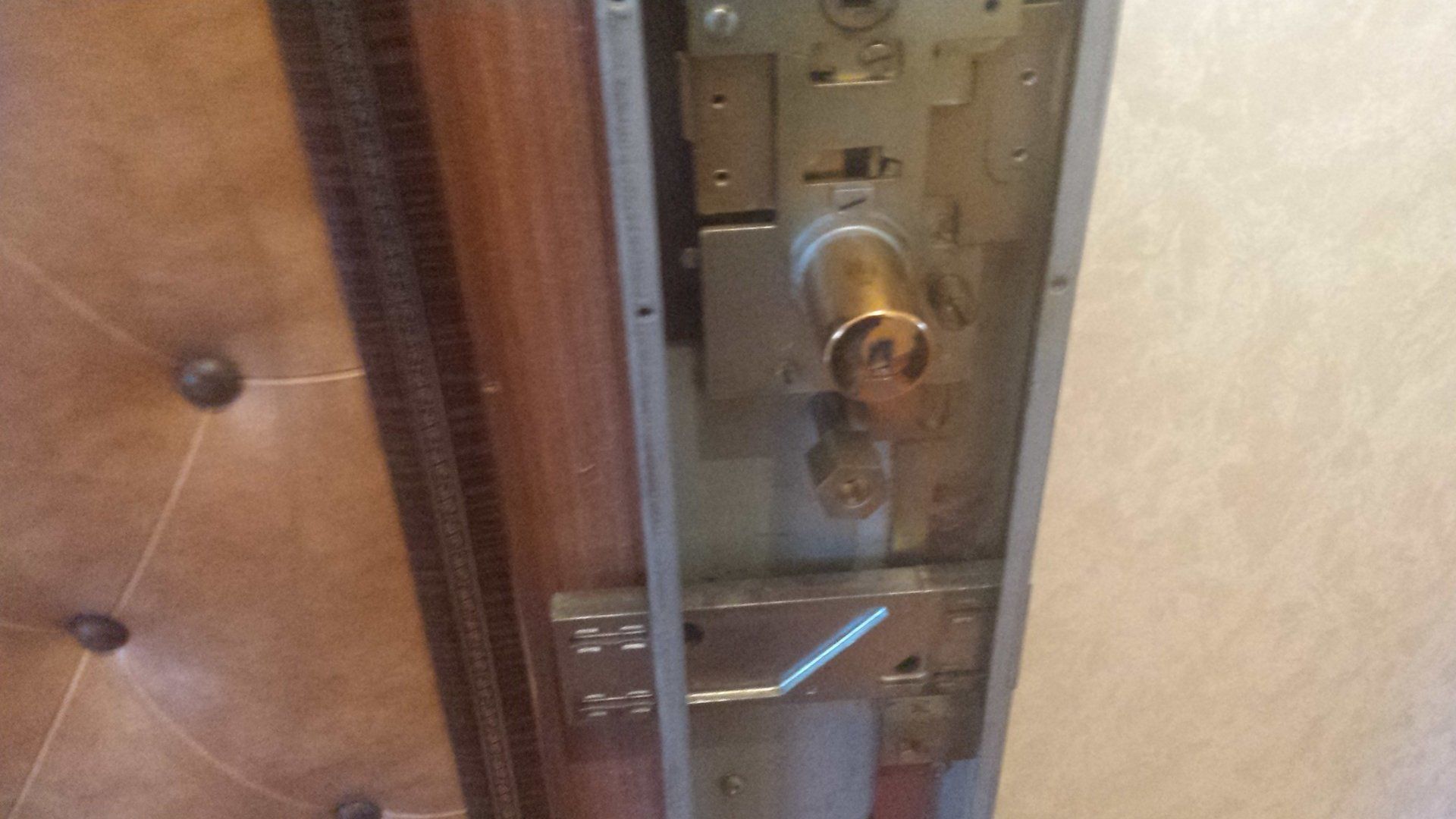 Une fois installé dans la serrure, il ne reste plus qu'à remonter l'installation complète.