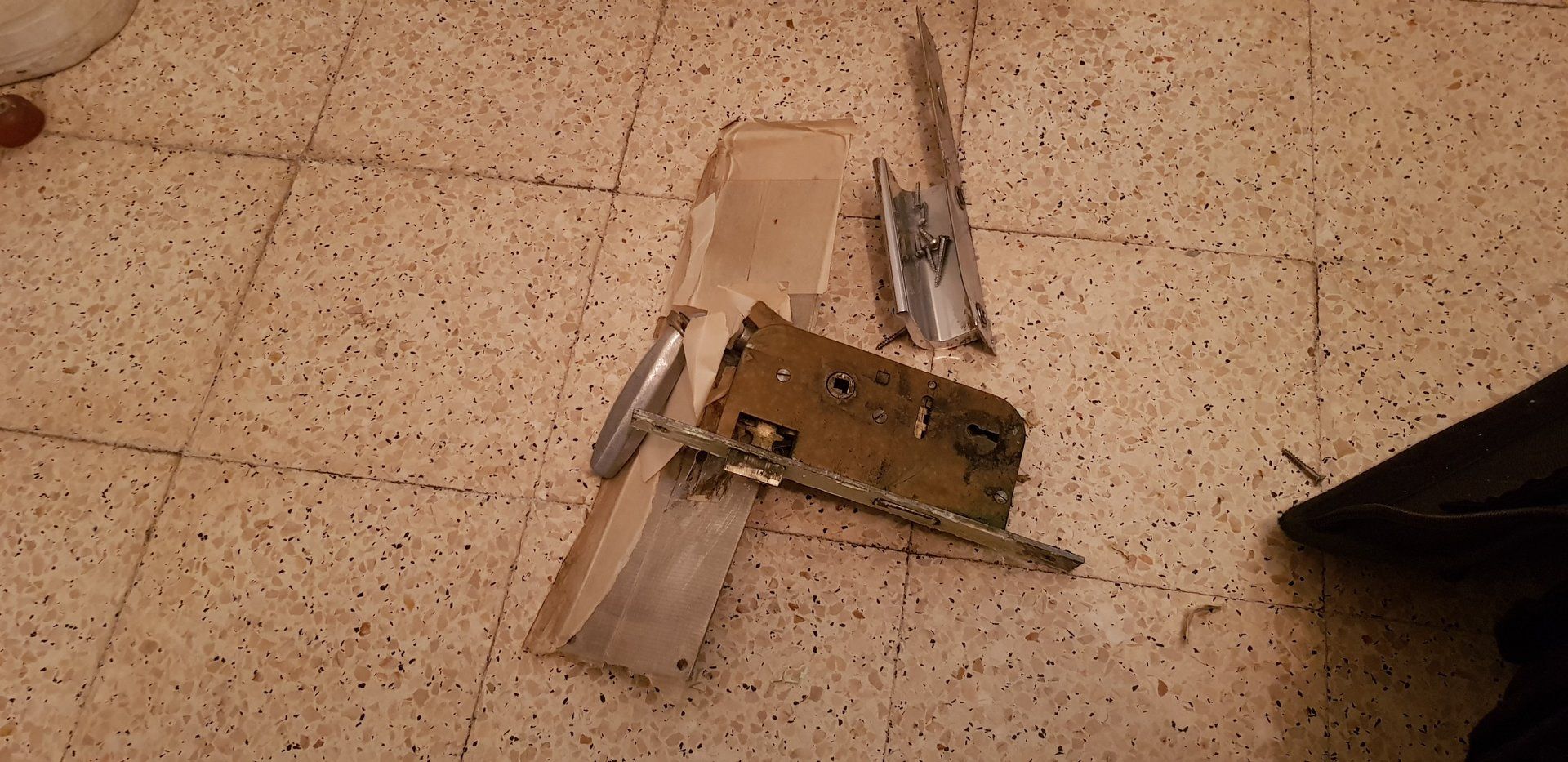 Une fois démontée, on constate le mauvais état de l'ancienne serrure