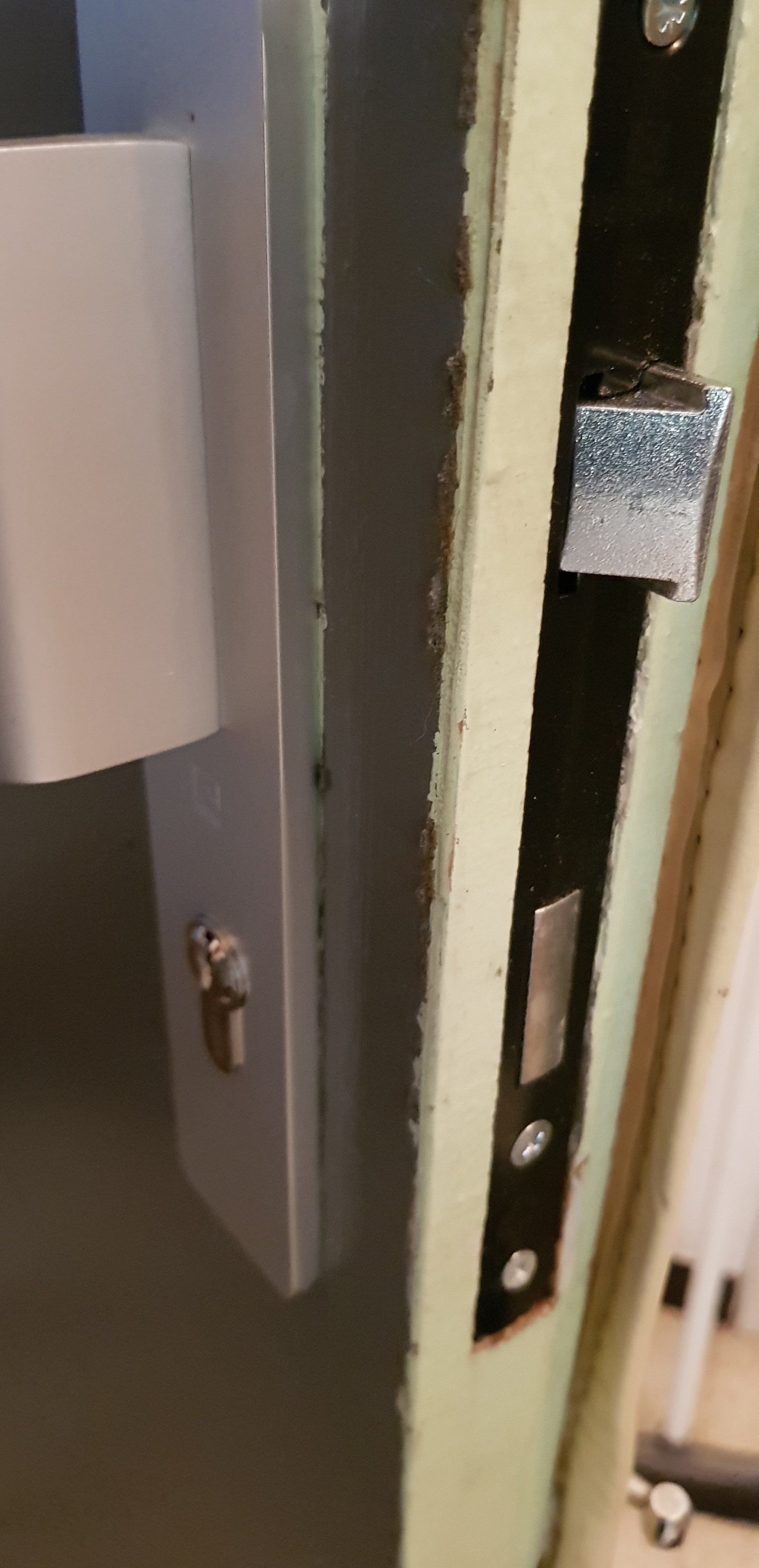 Et enfin vérifier que la porte se ferme de nouveau correctement