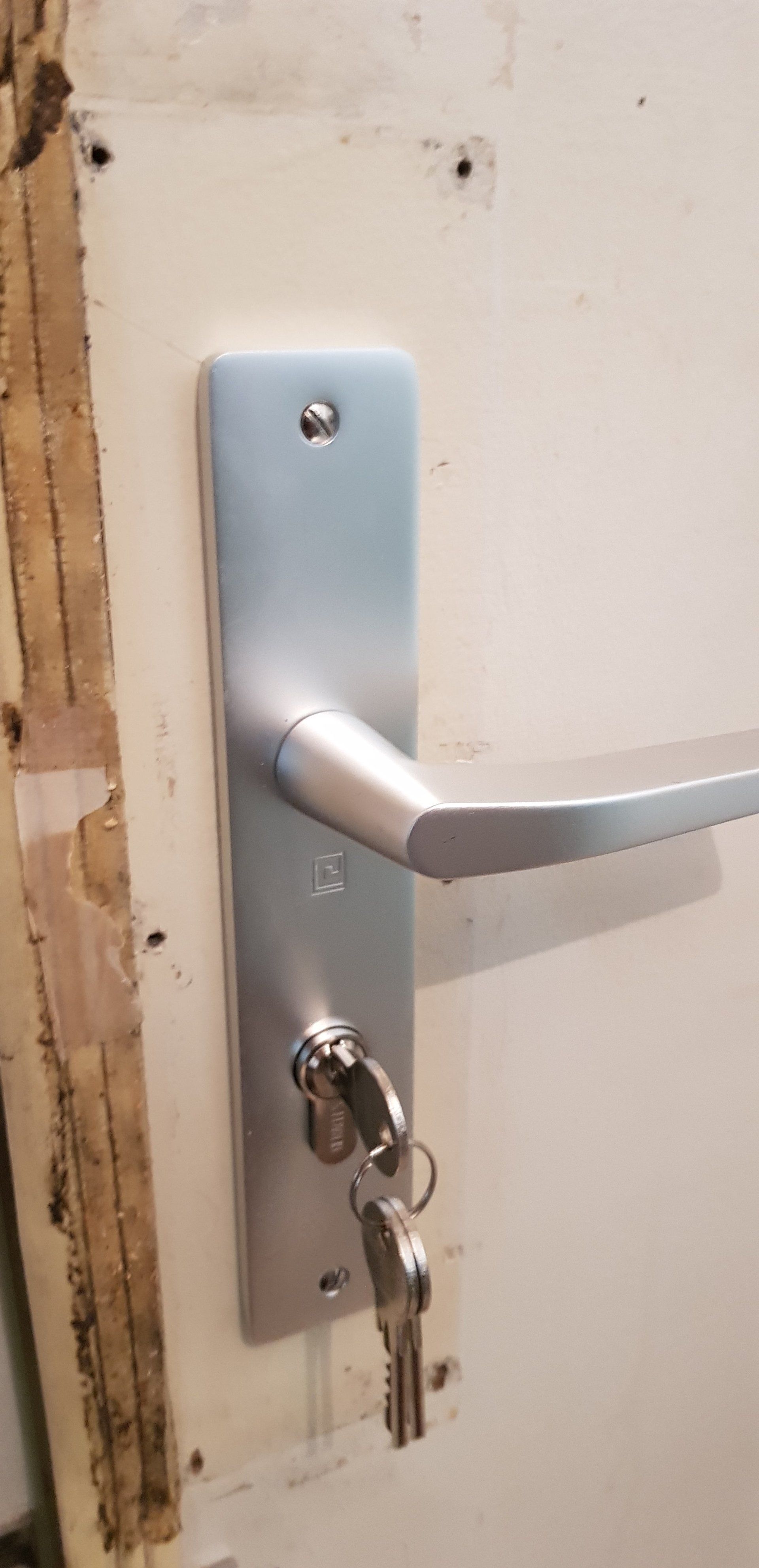 Il ne reste plus qu'à installer la nouvelle serrure en applique