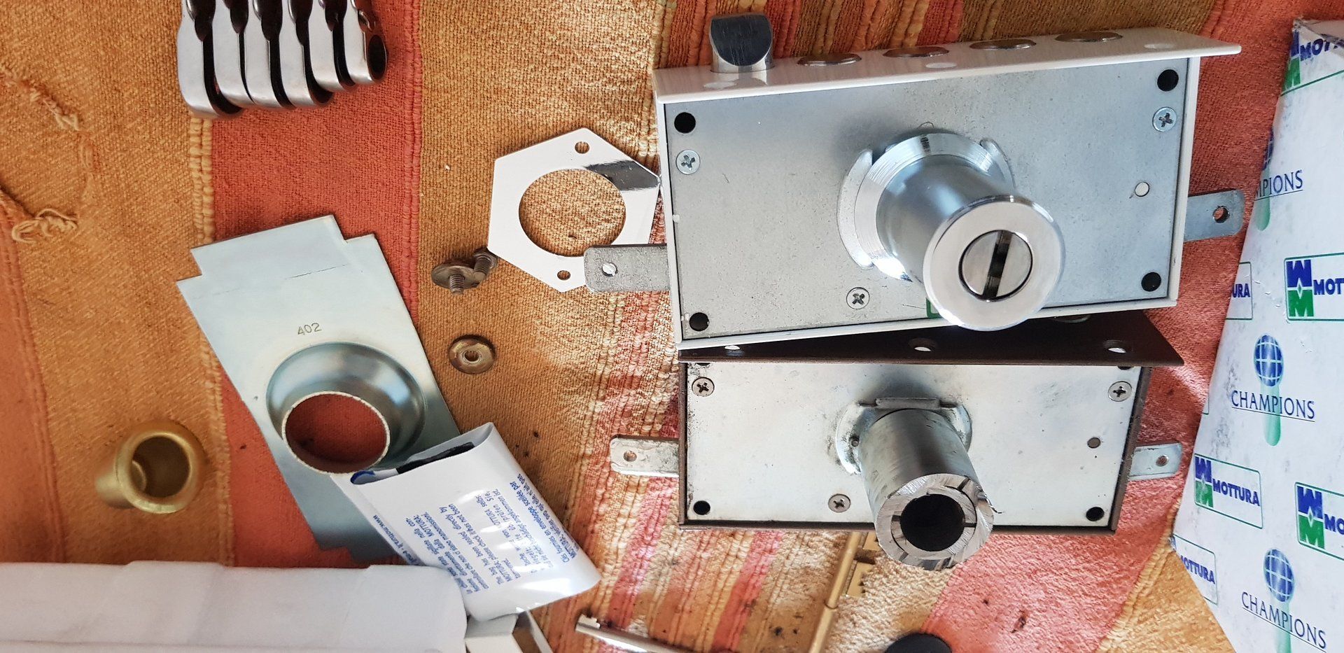 Une fois démonté on comprend rapidement que le boitier est inutilisable.