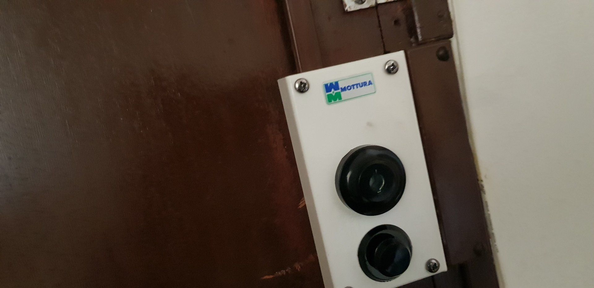 Nos serruriers installent un nouveau boitier Mottura sur la porte.