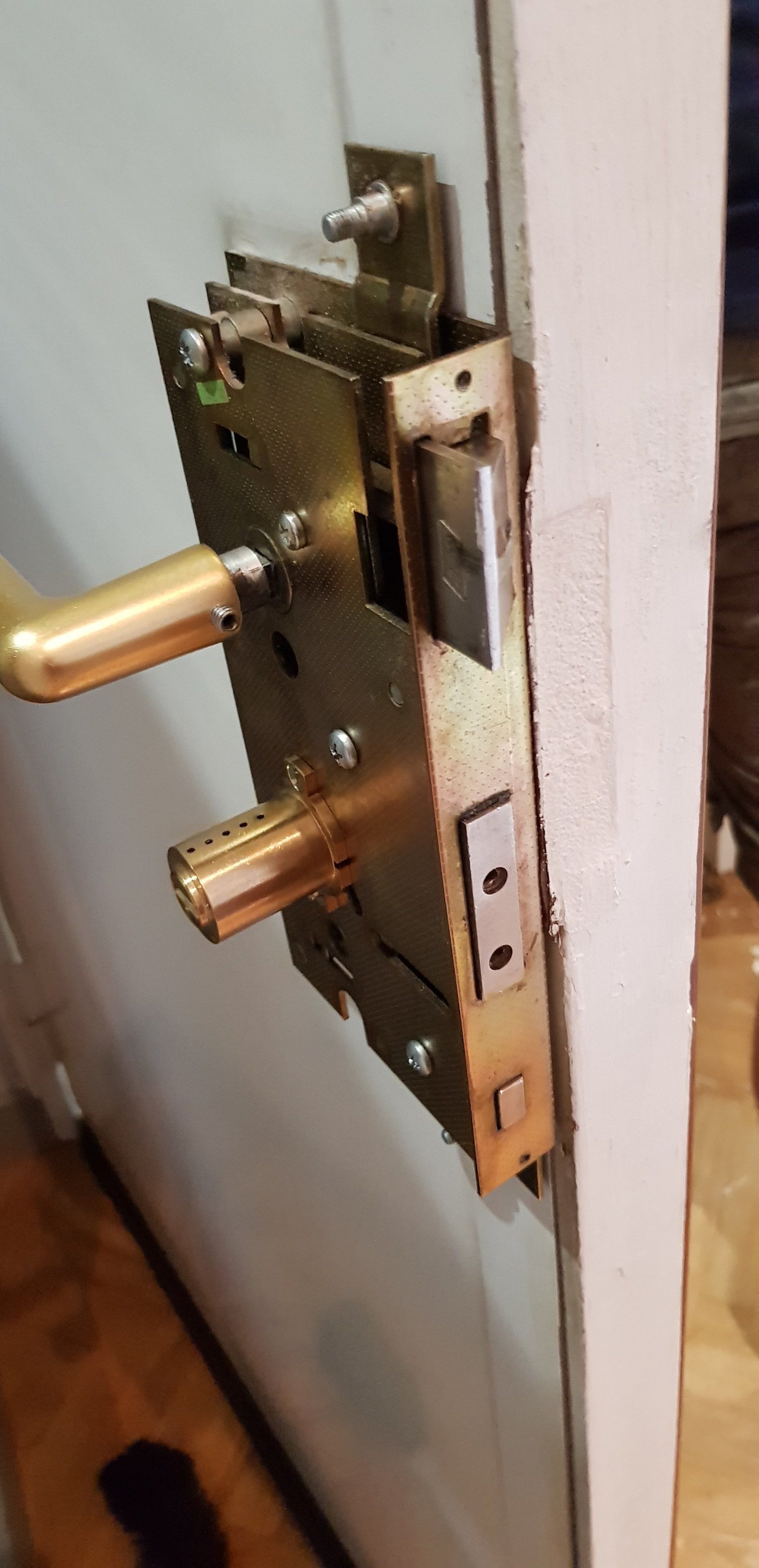 Dans un premier temps, il faut démonter la serrure installée sur la porte.