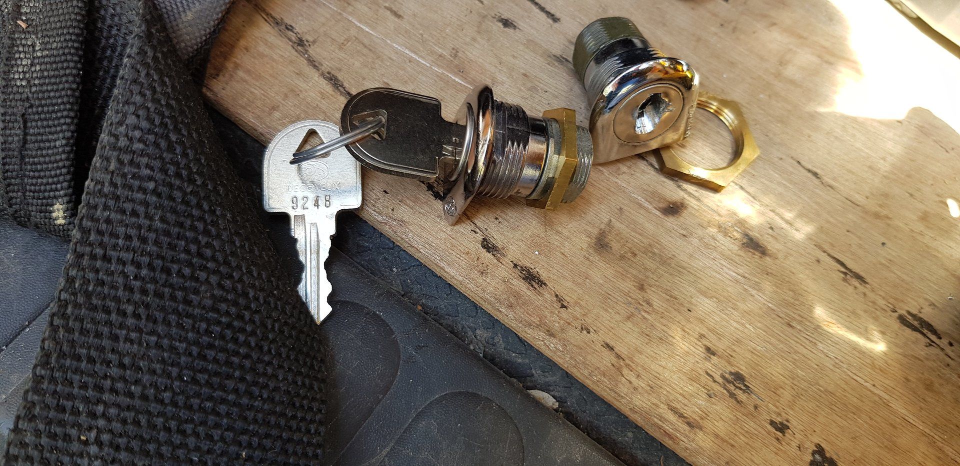 Sur la gauche la nouvelle serrure qui va être installée, sur la droite, l'ancienne.