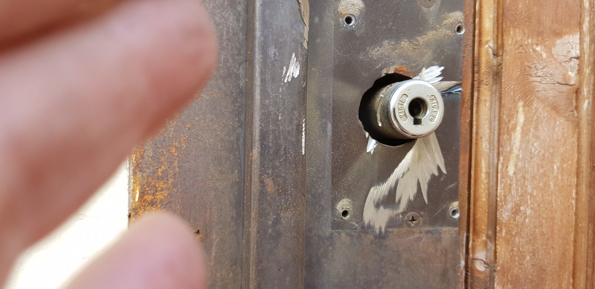 Le nouveau cylindre est installée, plus qu'à nettoyer la porte pour retrouver son éclat d'origine.