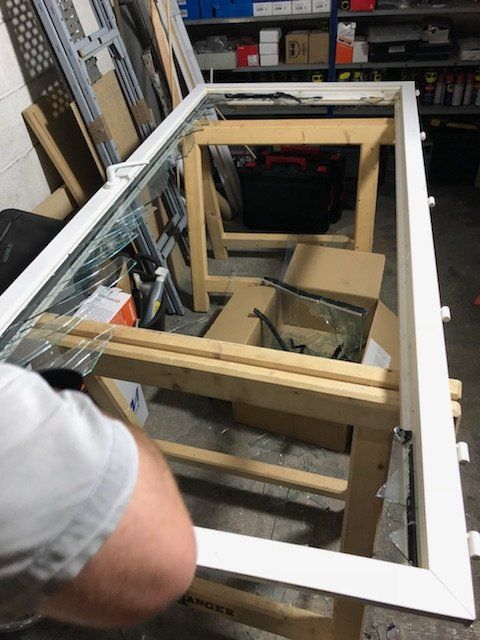 Dans un premier temps, il faut extraire l'ancien vitrage de son support