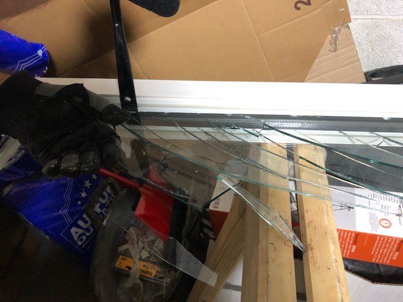 Une fois à l'atelier, nos vitriers peuvent enfin travailler sur le remplacement de vitrage