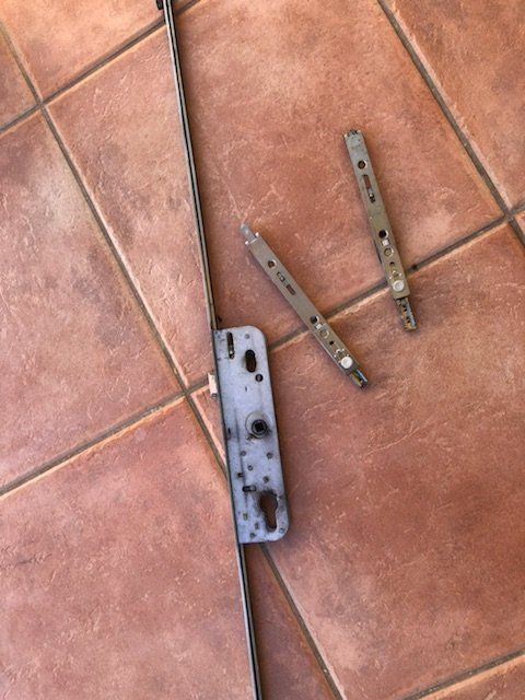 L'ancienne serrure présente des traces d'usures rendant sa sécurisation moins optimale.