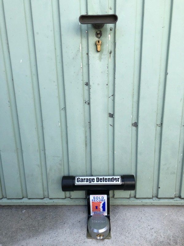 Une vue de l'installation juste après la pose du Defender, on remarque que seul le système de verrouillage est visible.