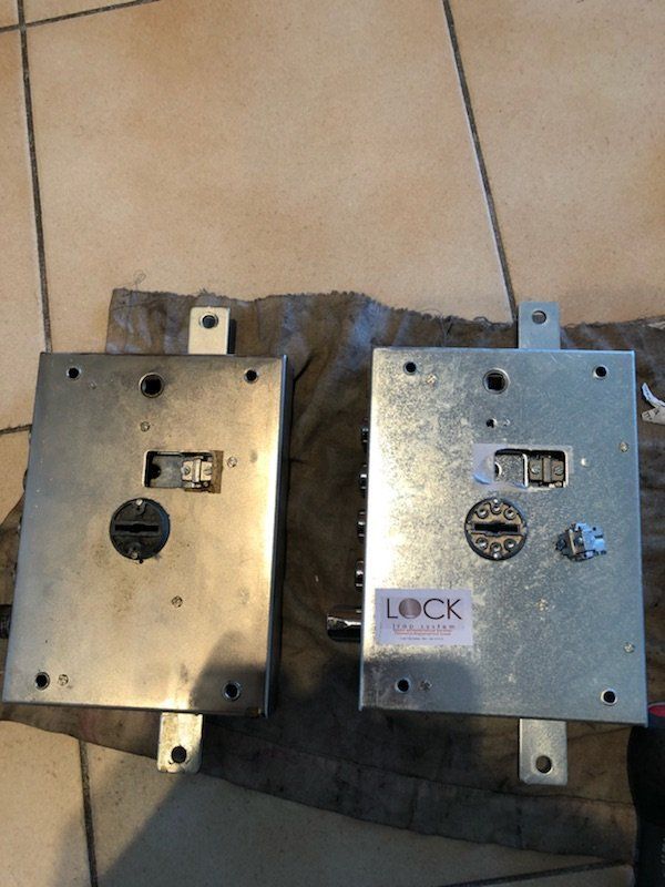 A gauche l'ancien mécanisme, à droite le nouveau prêt à être installé.