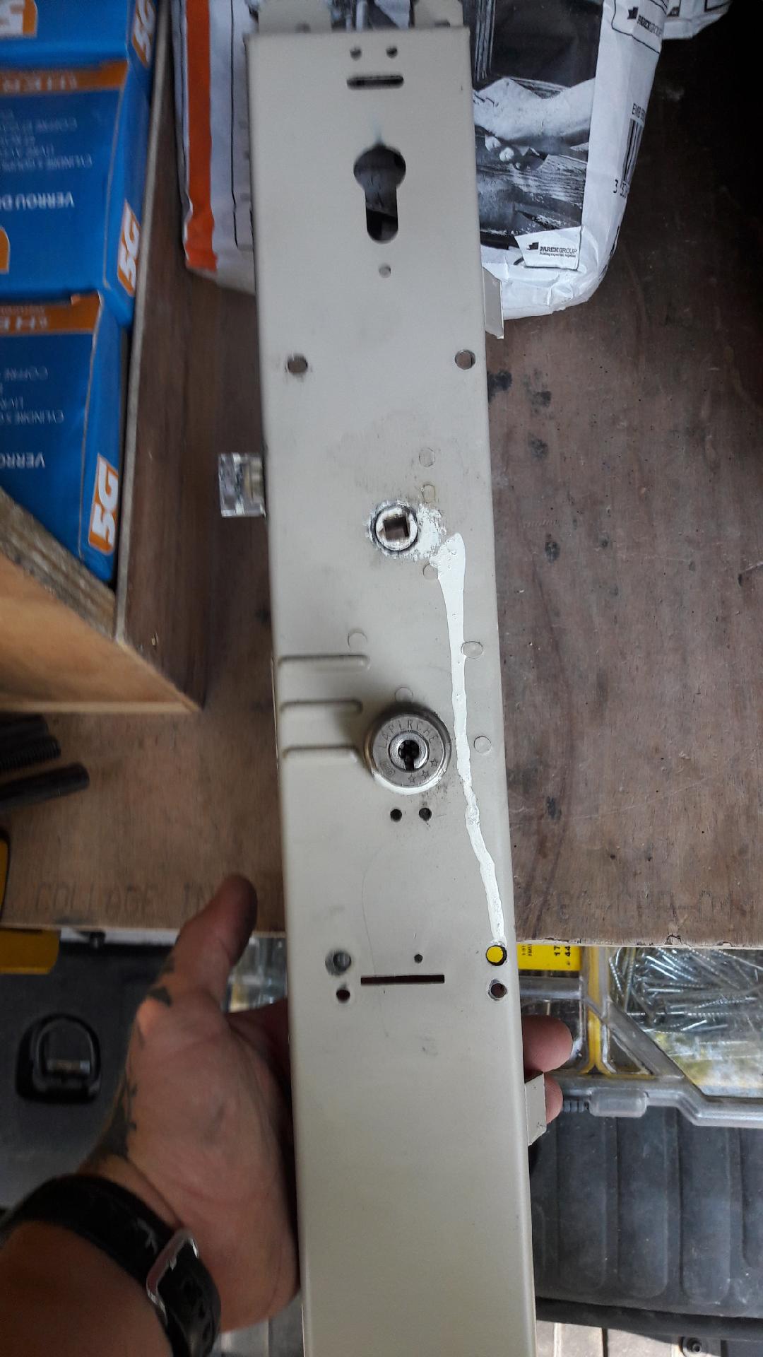 On démonte le mécanisme dans un premier temps.