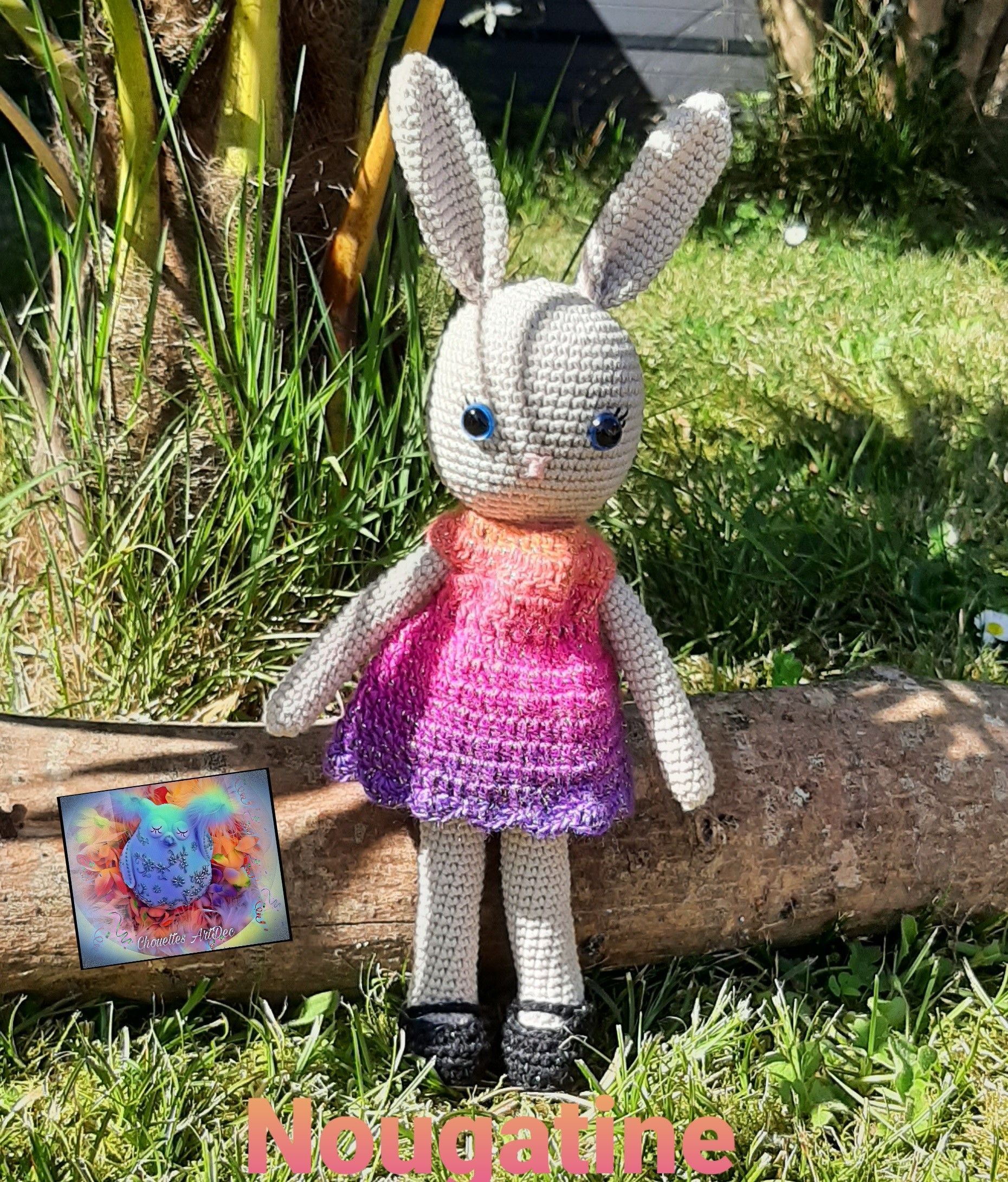 Lapin, doudou, amigurumis, fait main, fabrication française, achat local, boutique française, Chouettes ArtDec, chouettesartdec.com, lapin au crochet, lapin avec des habits, cadeau enfant, cadeau evenements