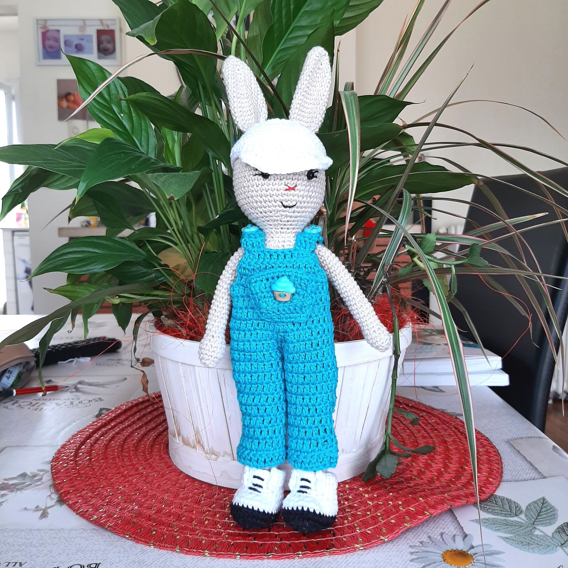 Lapin au crochet, poupée, lapin de pâque, jouet, amigurumis, lapin en salopette, lapin doudou, Coutras, Libourne, Bordeaux, France, Aquitaine, lapin mignon, lapin blanc, adorable lapin au crochet, chouettes art dec, chouettesartdec