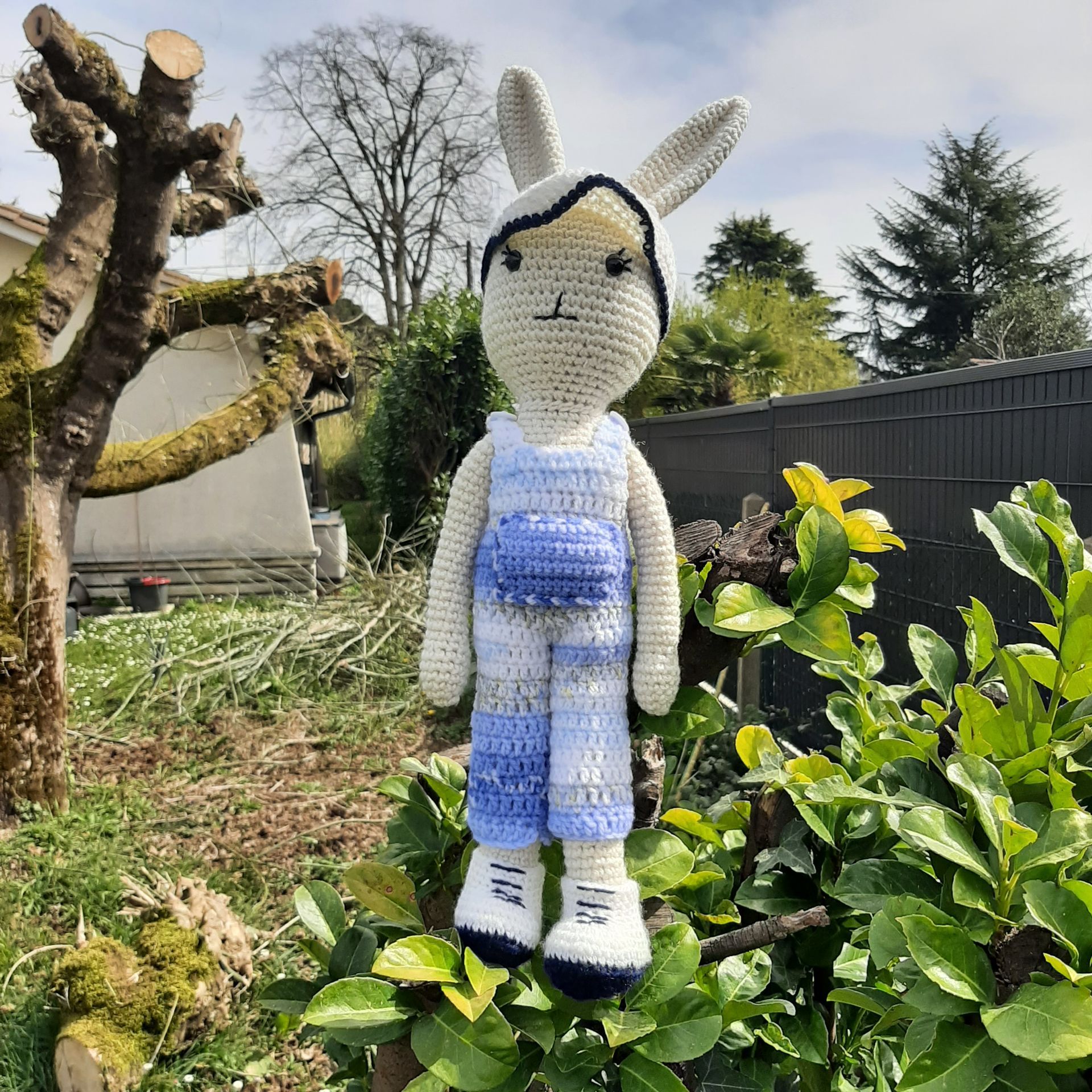 Lapin grand modèle 55cm , lapin au crochet, lapin au crochet, Lapin au crochet blanc , lapin doudou, lapin jouet, lapin décoration chambre enfant, amigurumis, lapin fabrication française, lapin doudou achat local, lapin fait main en france, lapin de chouettesartdec.com, Chouettes ArtDec, créateurs français, lapin doudou à Coutras, Libourne, Bordeaux