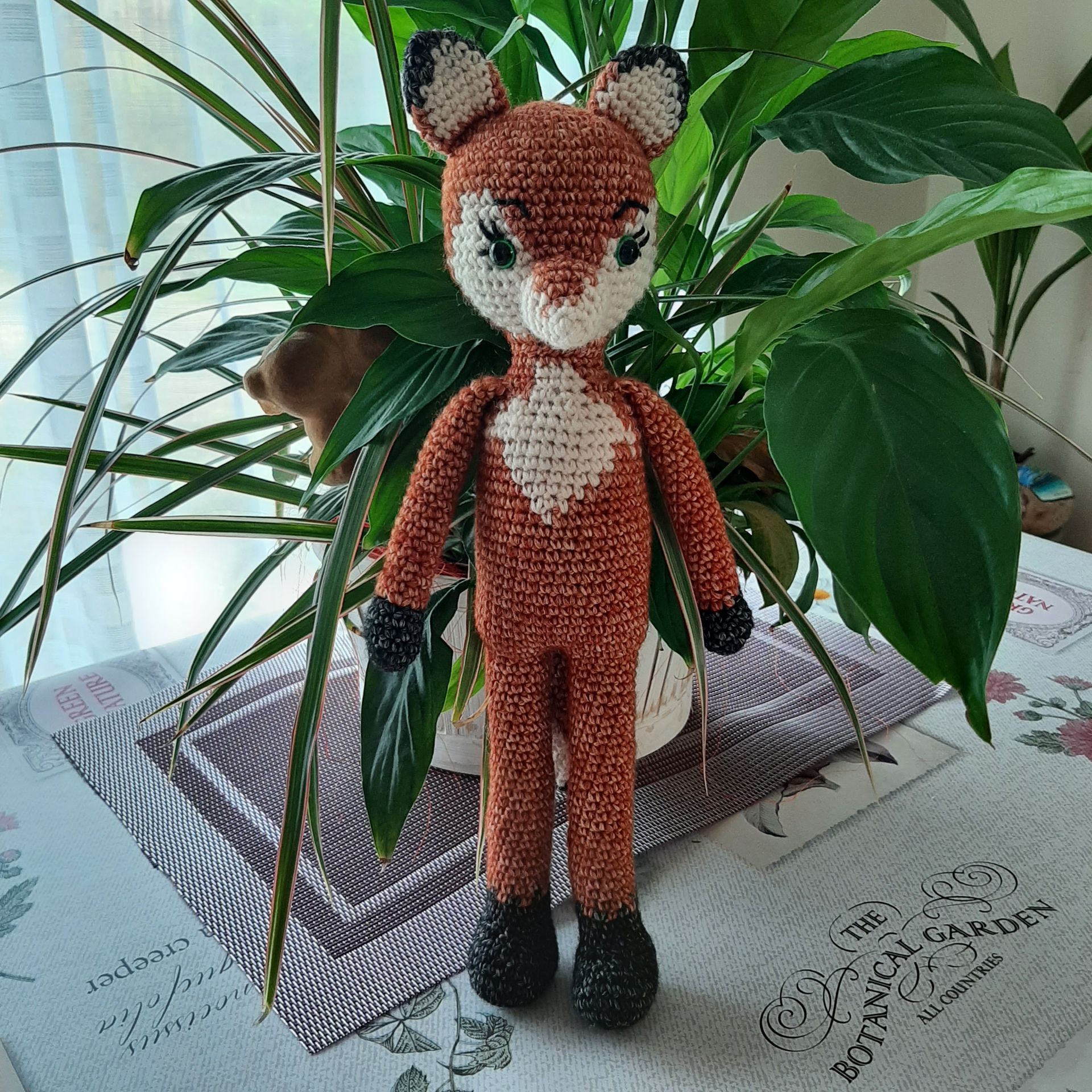 Renard au crochet, doudou renard, jouet pour les enfants, idées cadeaux pour les enfants, jouets personnalisés, renard articulé, amigurumis renard, crocheté un renard, renard rose, renard roux, renard jaune, adorables renards, jouets pour les vacances, offrir un renard au crochet, offrir un cadeau original, offrir un cadeau fait main, trouver un cadeau fait main, trouver une idée cadeau artisanal, chercher un cadeau fait main