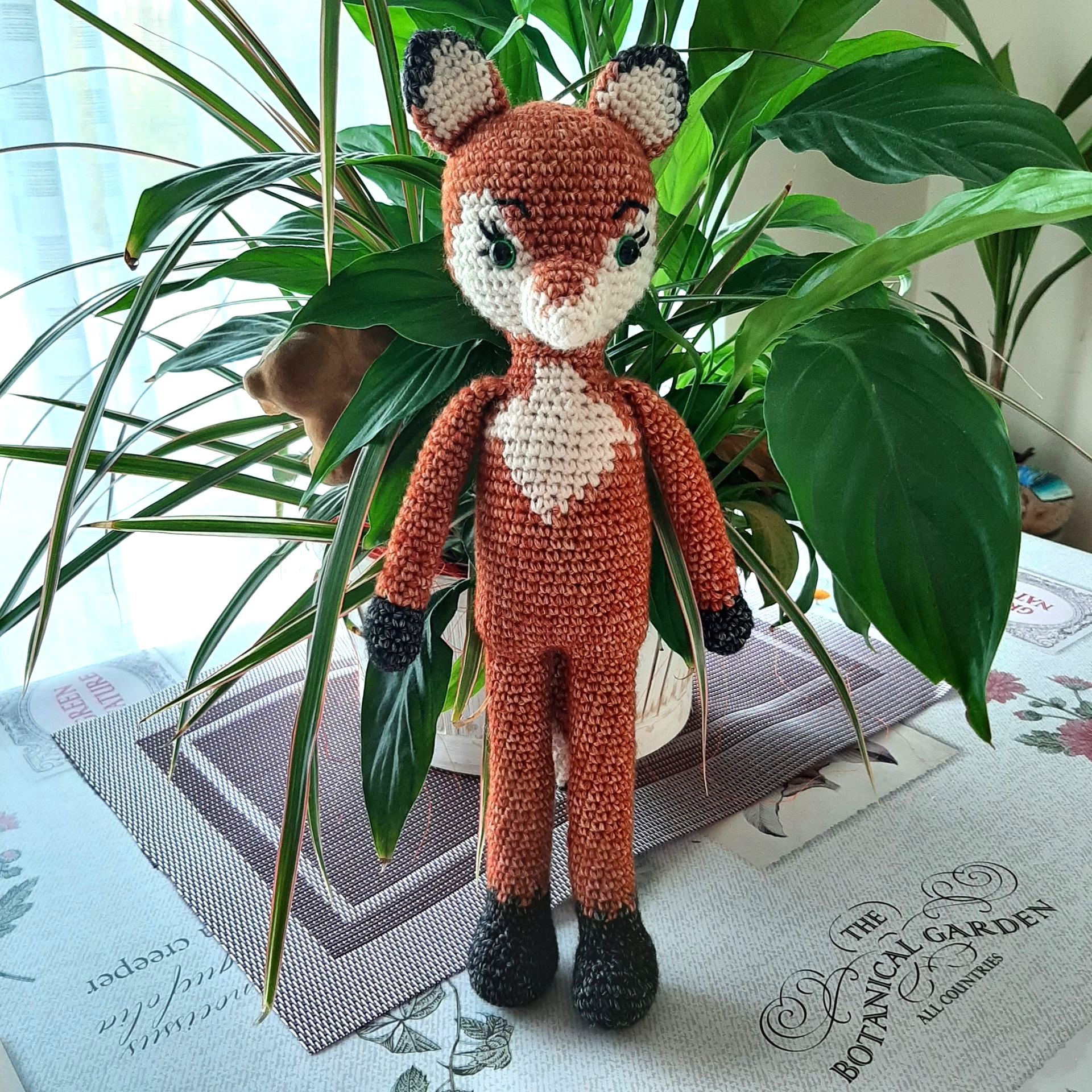 Renard au crochet, doudou renard, jouet pour les enfants, idées cadeaux pour les enfants, jouets personnalisés, renard articulé, amigurumis renard, crocheté un renard, renard rose, renard roux, renard jaune, adorables renards, jouets pour les vacances, offrir un renard au crochet, offrir un cadeau original, offrir un cadeau fait main, trouver un cadeau fait main, trouver une idée cadeau artisanal, chercher un cadeau fait main
