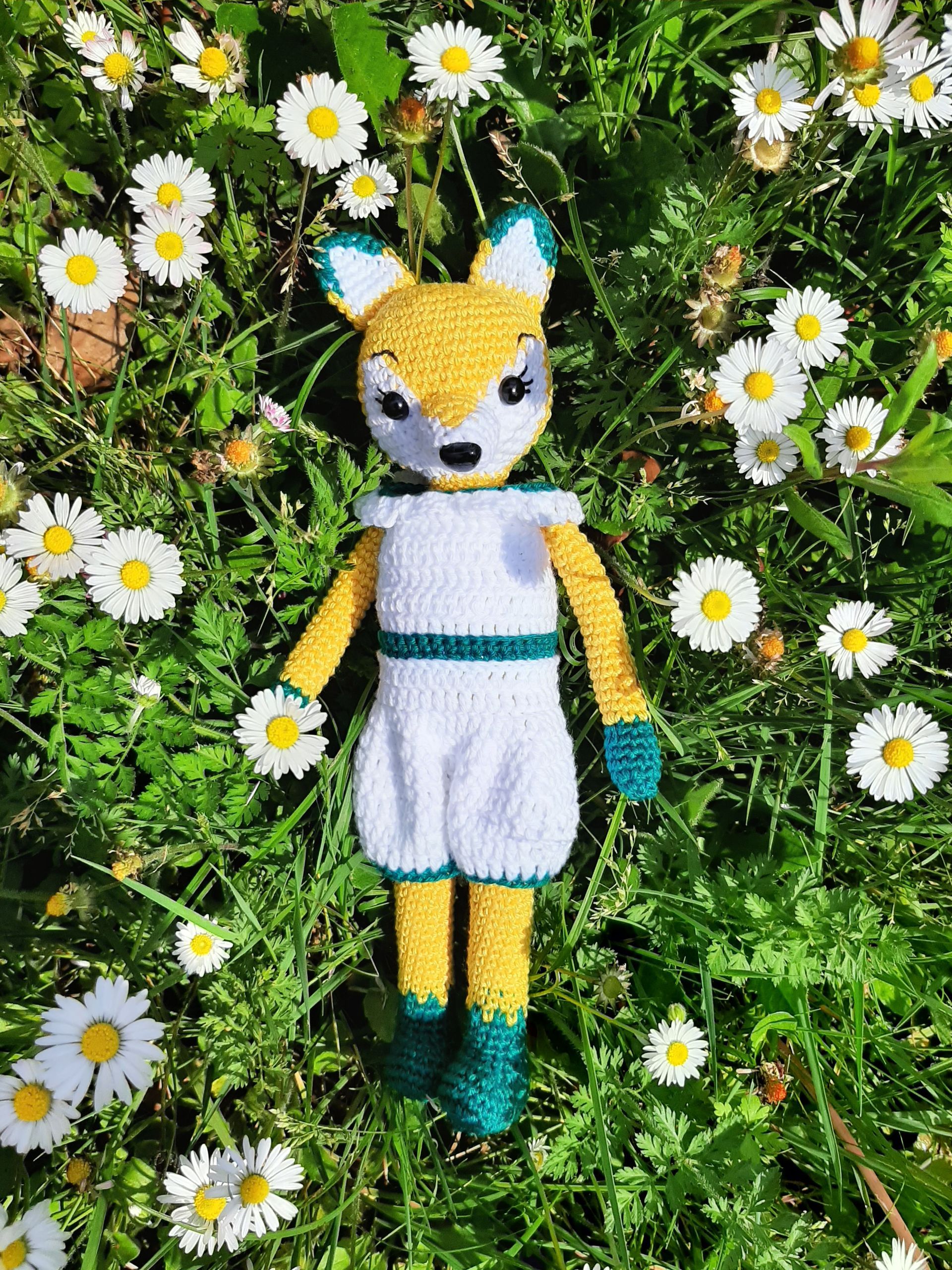 Renard au crochet, doudou renard, jouet pour les enfants, idées cadeaux pour les enfants, jouets personnalisés, renard articulé, amigurumis renard, crocheté un renard, renard rose, renard roux, renard jaune, adorables renards, jouets pour les vacances, offrir un renard au crochet, offrir un cadeau original, offrir un cadeau fait main, trouver un cadeau fait main, trouver une idée cadeau artisanal, chercher un cadeau fait main, renard couleur d'enfant, renard fantastique, renard pour jouer, cadeau renard en jouet