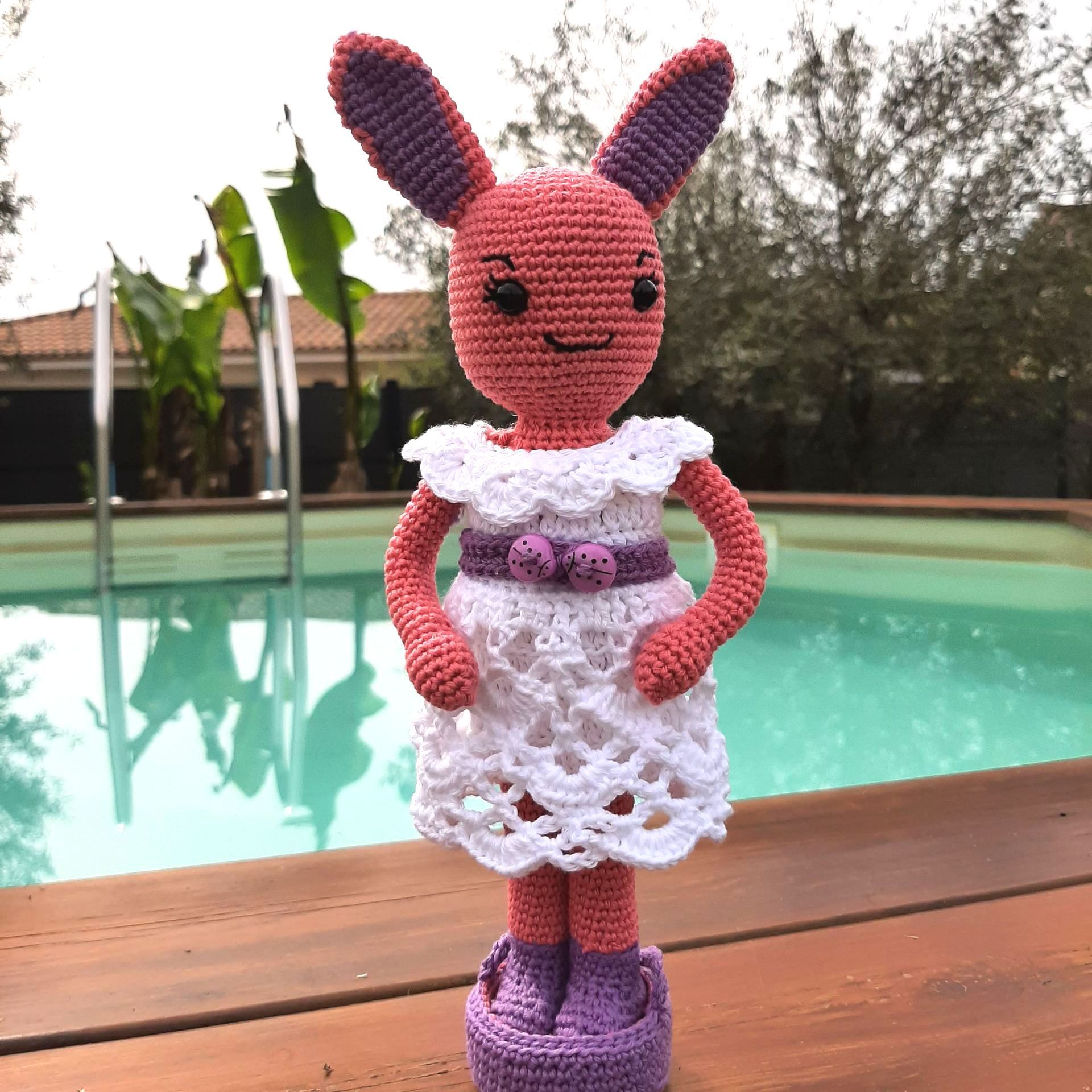 Lapin doudou, boutique à coutras, boutique de jouets au crochet, artisan locale , jouet fait main, jouet français, doudou fait main, lapin jouet, cadeau articles au crochet, patron au crochet, patron amigurumi, idée cadeau pour les enfants, jouets amusants pour les enfants, lapin doudou souple et costaud, jouet pour les vacances