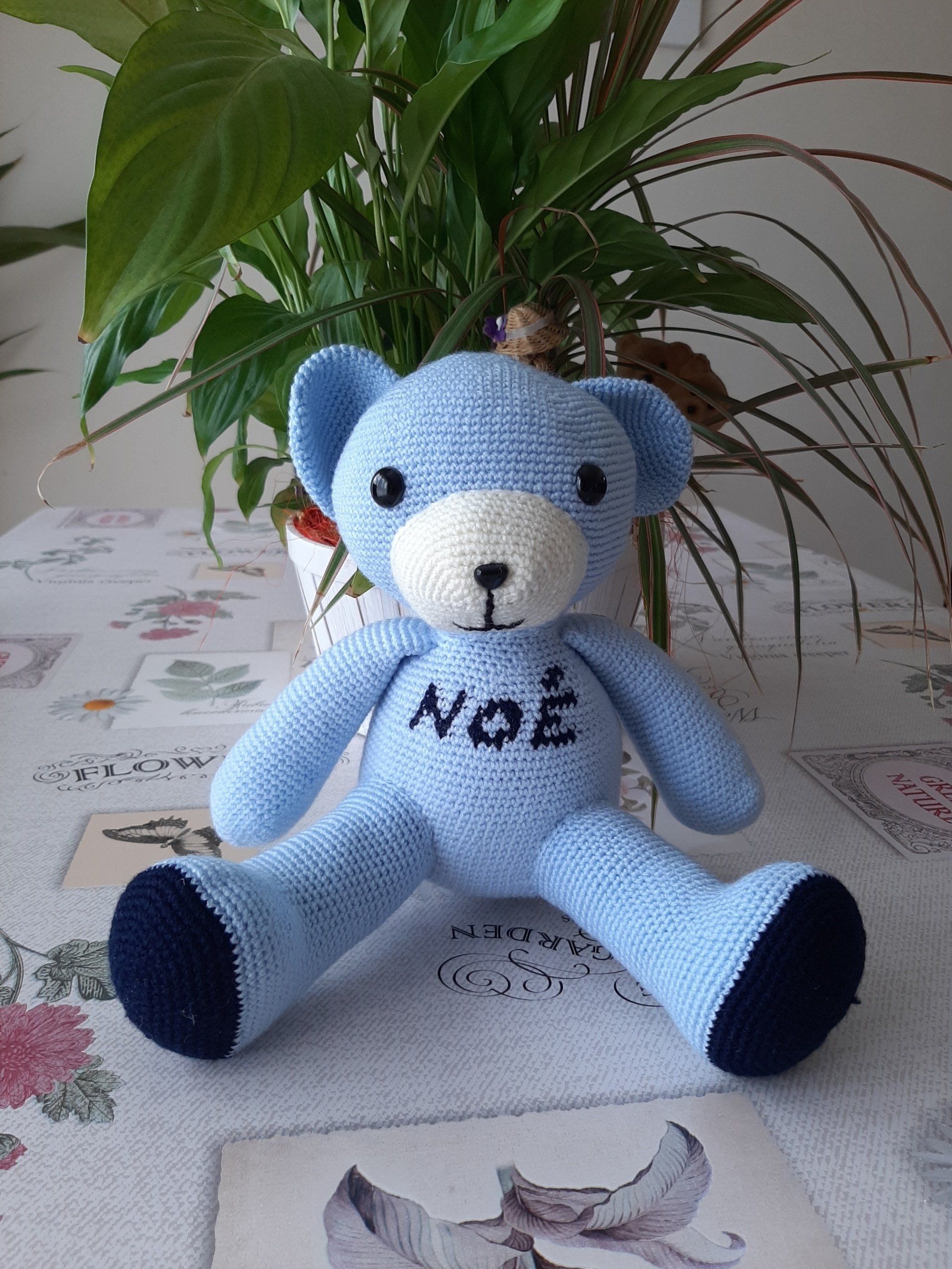 Doudou ours bleu, rose, vert, doudou ourson bleu, jouet ourson, doudou fabriqué en France, Doudou artisanal français, ours de naissance, cadeau de naissance, cadeau anniversaire, cadeau bapteme, idée cadeau de naissance, offrir un ourson, trouver un doudou ours, trouver un doudou pour un cadeau de naissance, trouver un cadeau de bébé fabriquer artisanalement