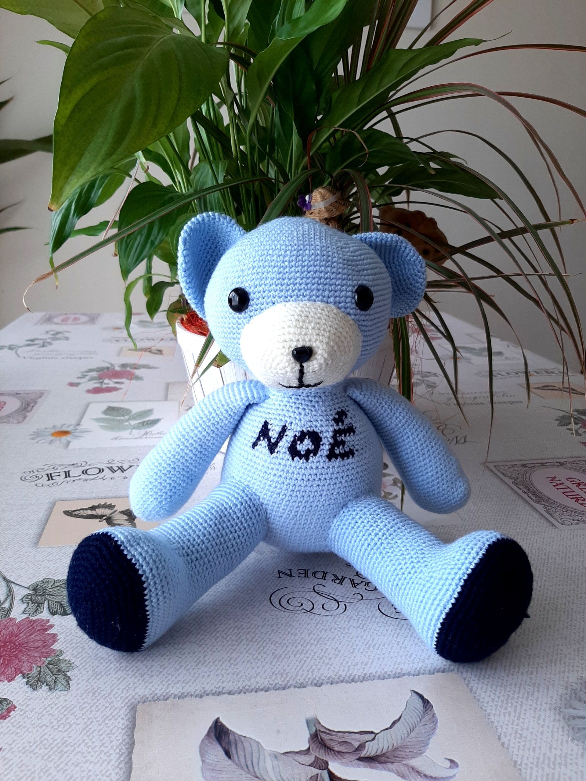 Doudou ours bleu, rose, vert, doudou ourson bleu, jouet ourson, doudou fabriqué en France, Doudou artisanal français, ours de naissance, cadeau de naissance, cadeau anniversaire, cadeau bapteme, idée cadeau de naissance, offrir un ourson, trouver un doudou ours, trouver un doudou pour un cadeau de naissance, trouver un cadeau de bébé fabriquer artisanalement