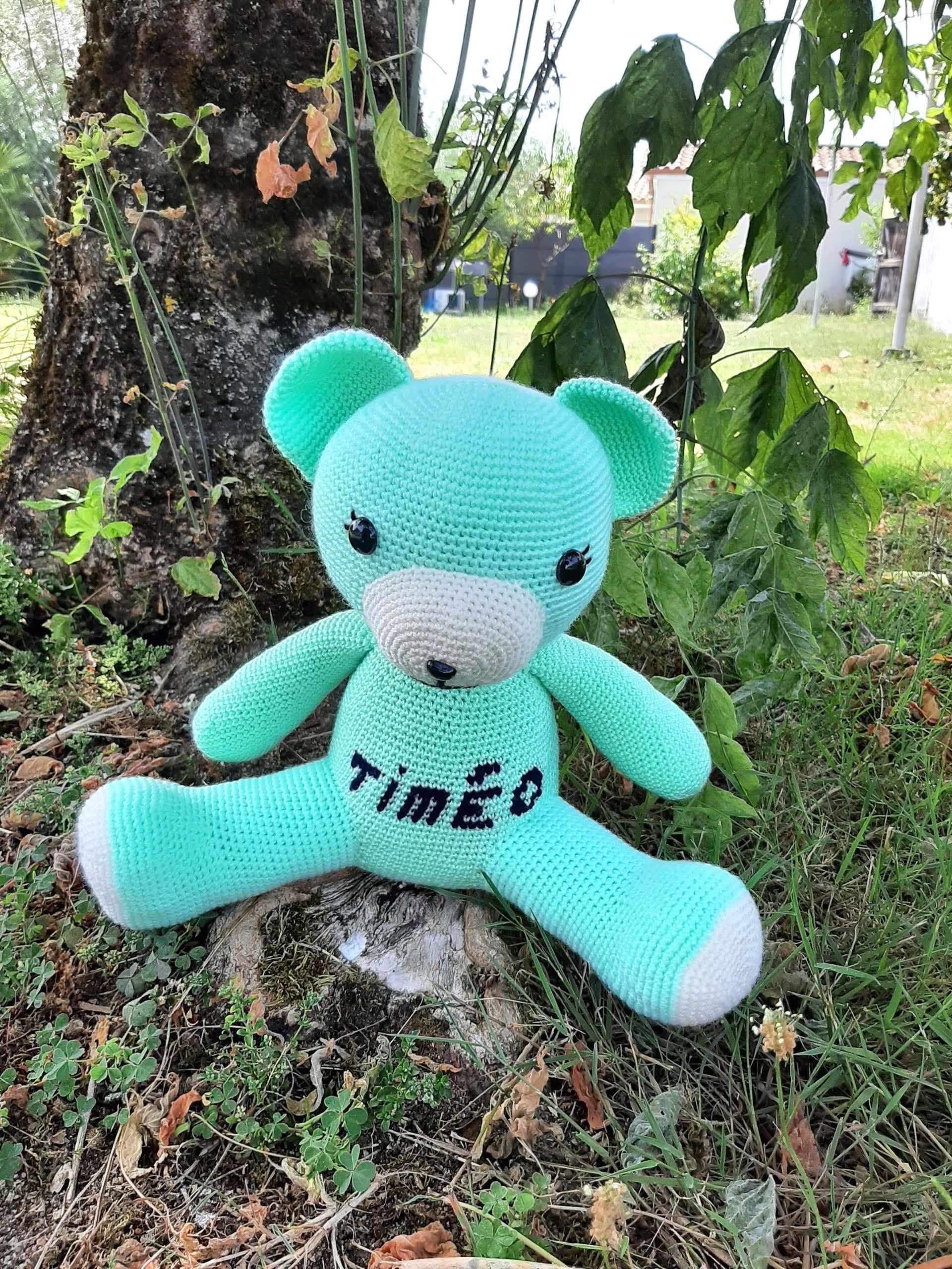 Doudou ours bleu, rose, vert, doudou ourson bleu, jouet ourson, doudou fabriqué en France, Doudou artisanal français, ours de naissance, cadeau de naissance, cadeau anniversaire, cadeau bapteme, idée cadeau de naissance, offrir un ourson, trouver un doudou ours, trouver un doudou pour un cadeau de naissance, trouver un cadeau de bébé fabriquer artisanalement