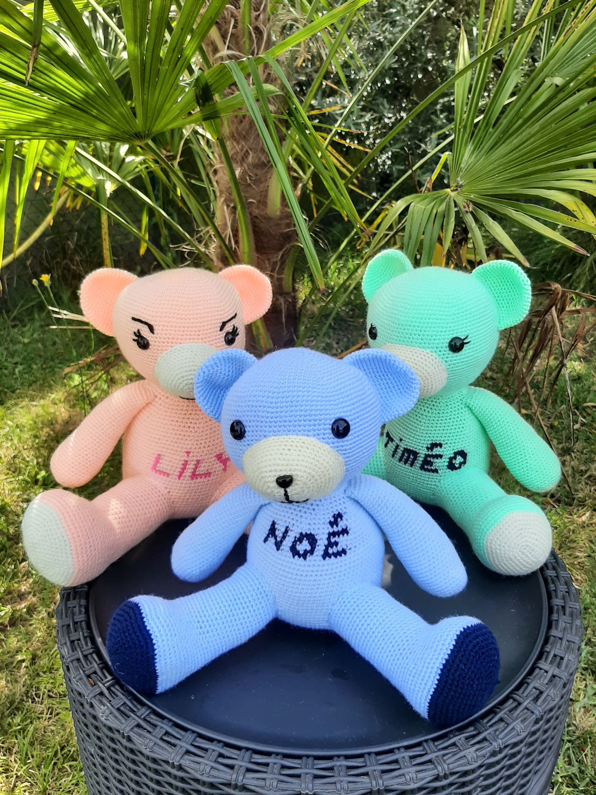 Doudou ours bleu, rose, vert, doudou ourson bleu, jouet ourson, doudou fabriqué en France, Doudou artisanal français, ours de naissance, cadeau de naissance, cadeau anniversaire, cadeau bapteme, idée cadeau de naissance, offrir un ourson, trouver un doudou ours, trouver un doudou pour un cadeau de naissance, trouver un cadeau de bébé fabriquer artisanalement