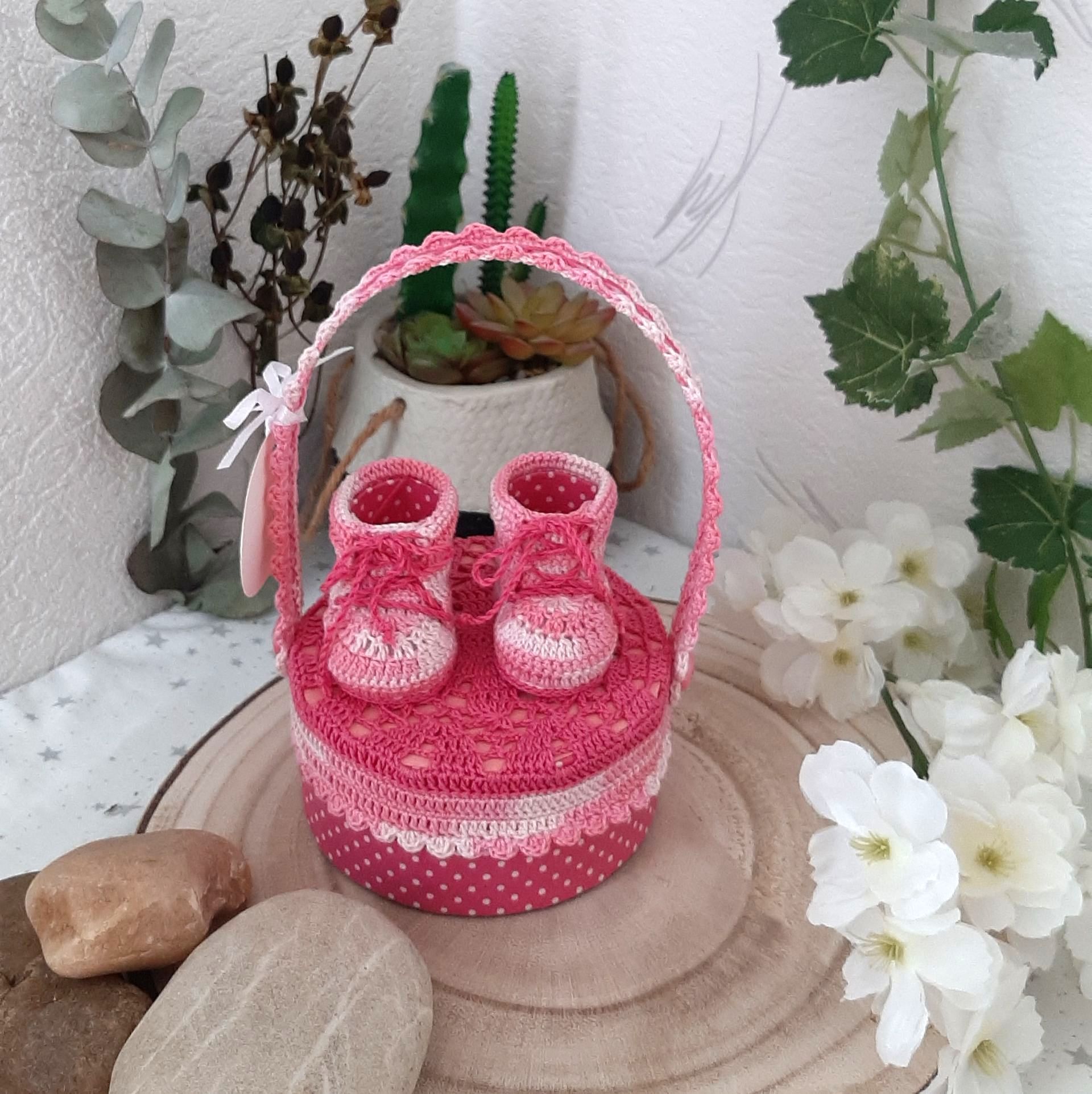 Boite cadeau petit trésor, cadeau de naissance, cadeau anniversaire 1 an, premier anniversaire, cadeau invité d'honneur pour un baptême, couleur camaïeu de rose, chaussure miniature, boite gourmandises