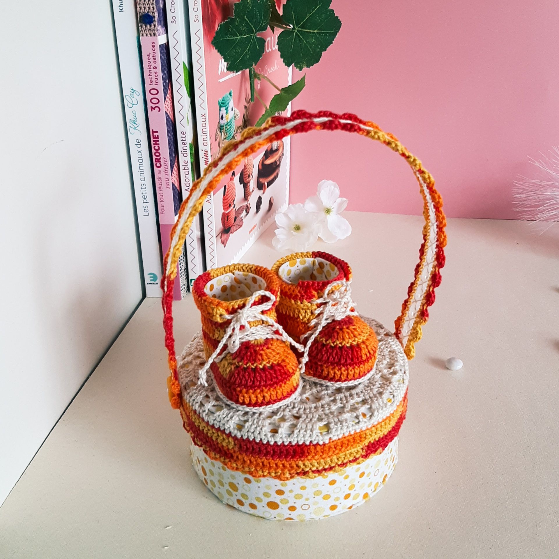 Boite cadeau petit trésor, cadeau de naissance, cadeau anniversaire 1 an, premier anniversaire, cadeau invité d'honneur pour un baptême, couleur orange, madarine, chaussure miniature, boite gourmandises, cadeau baptême