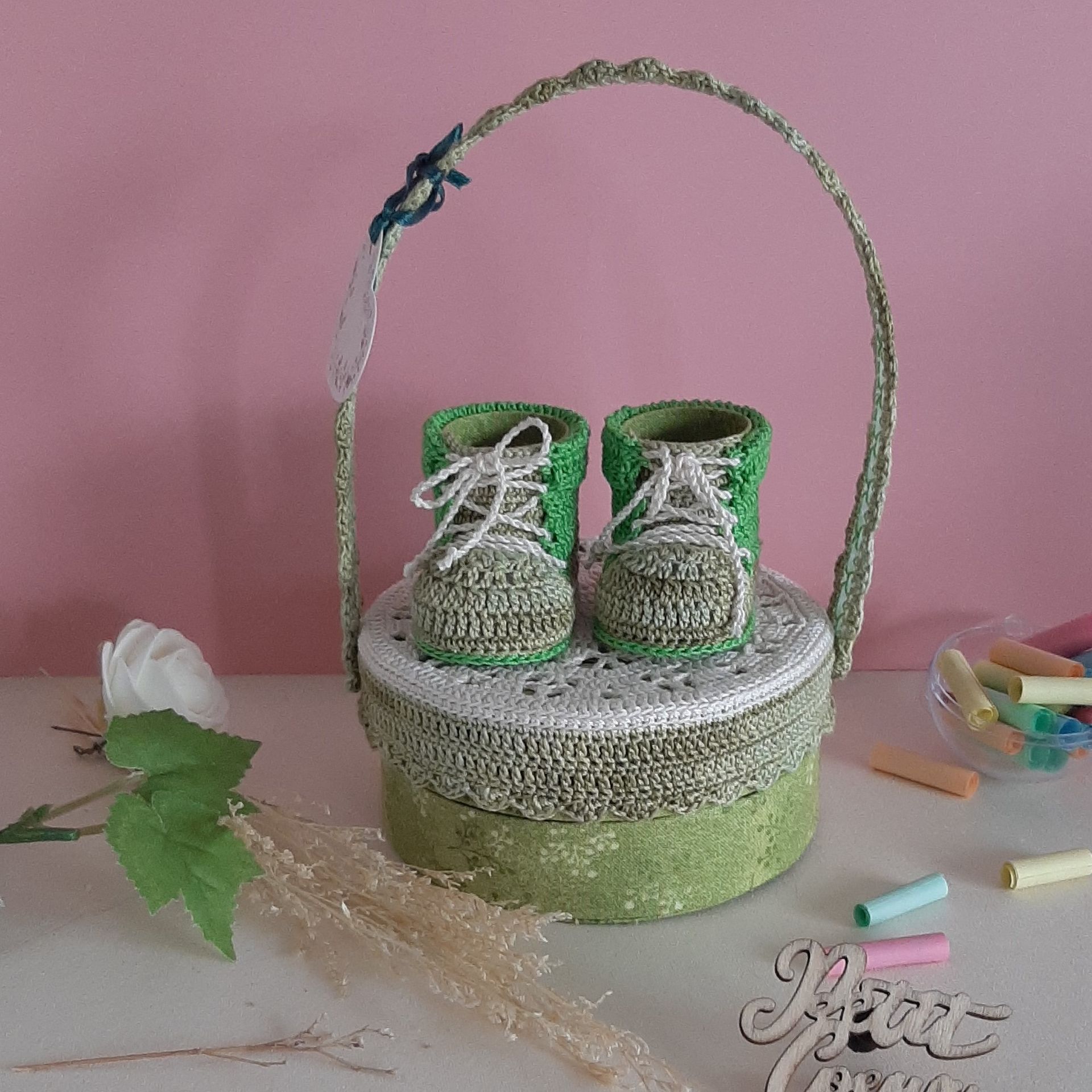 Boite cadeau petit trésor, cadeau de naissance, cadeau anniversaire 1 an, premier anniversaire, cadeau invité d'honneur pour un baptême, couleur vert olive, chaussure miniature, boite gourmandises, cadeau baptême