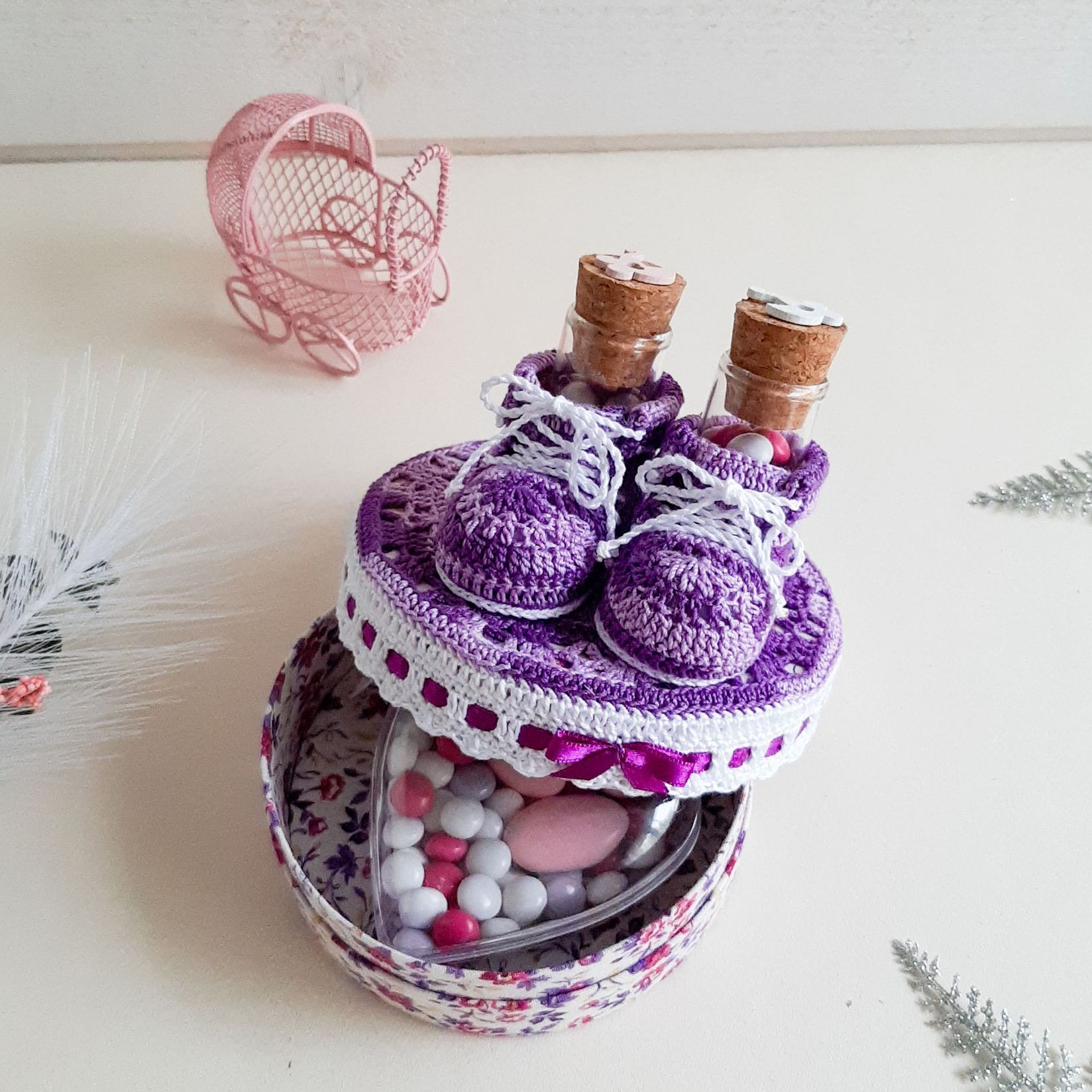 Boite cadeau petit trésor, cadeau de naissance, cadeau anniversaire 1 an, premier anniversaire, cadeau invité d'honneur pour un baptême, couleur violet et blanc, chaussure miniature, boite gourmandises