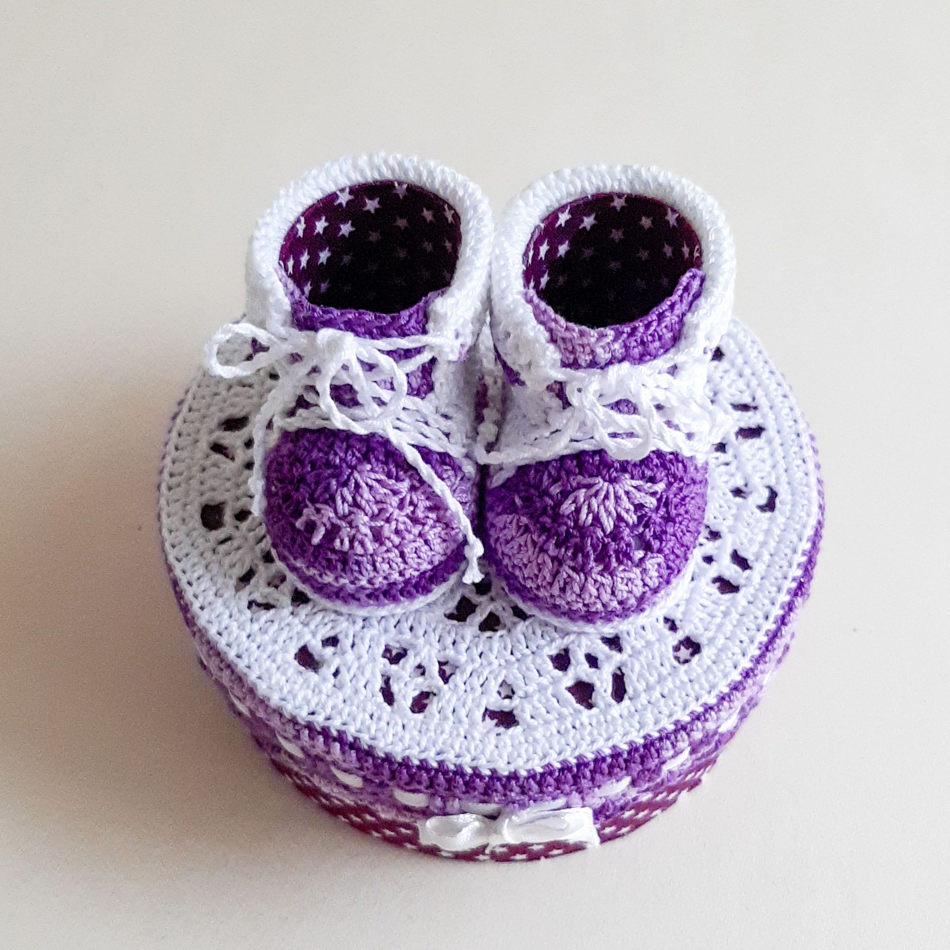 Boite cadeau petit trésor, cadeau de naissance, cadeau anniversaire 1 an, premier anniversaire, cadeau invité d'honneur pour un baptême, couleur violet et blanc, chaussure miniature, boite gourmandises