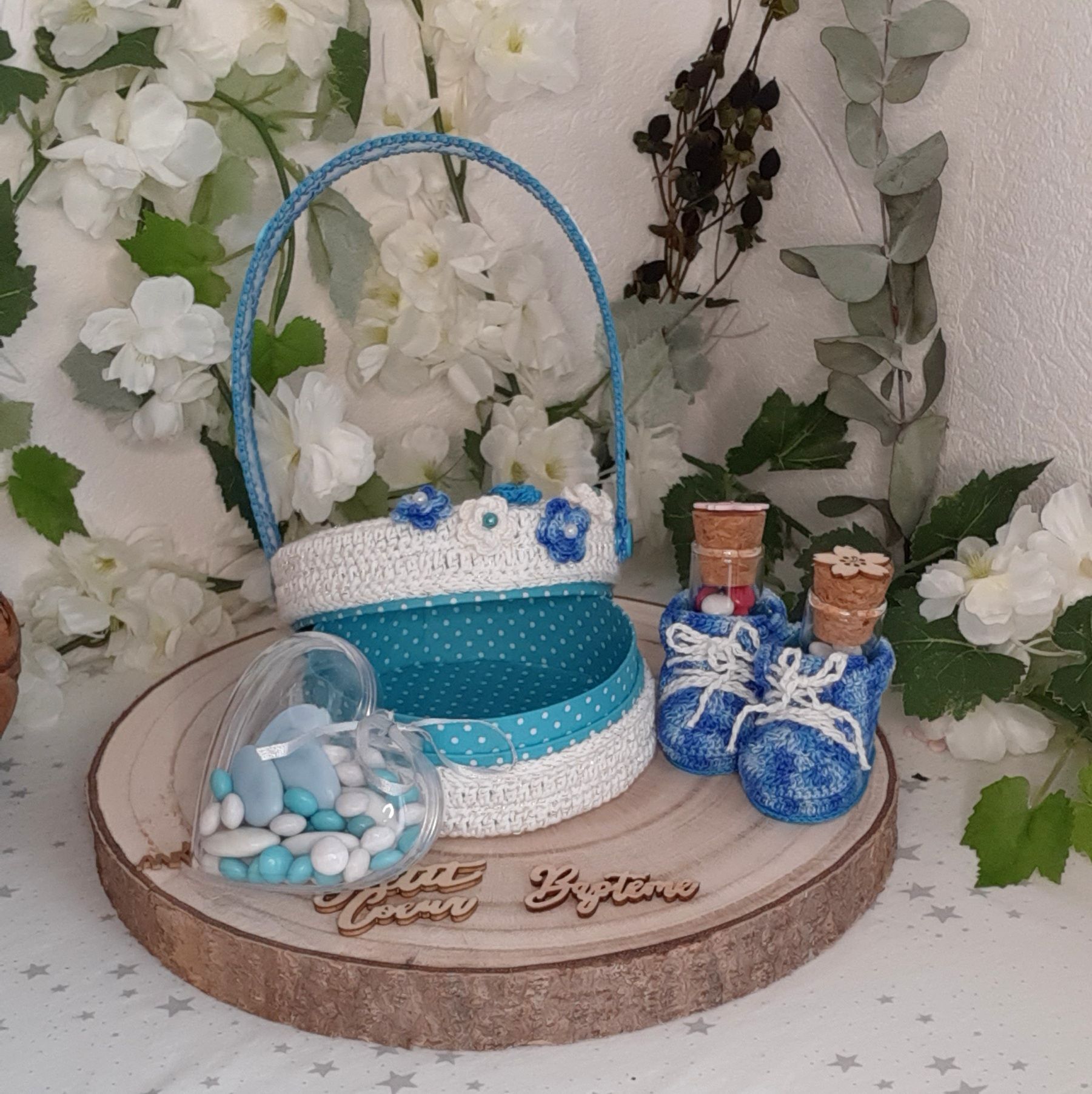 Boite cadeau petit trésor, cadeau de naissance, cadeau anniversaire 1 an, premier anniversaire, cadeau invité d'honneur pour un baptême, couleur bleu et blanc fond intérieur en tissu, chaussure miniature, boite gourmandises, cadeau baptême