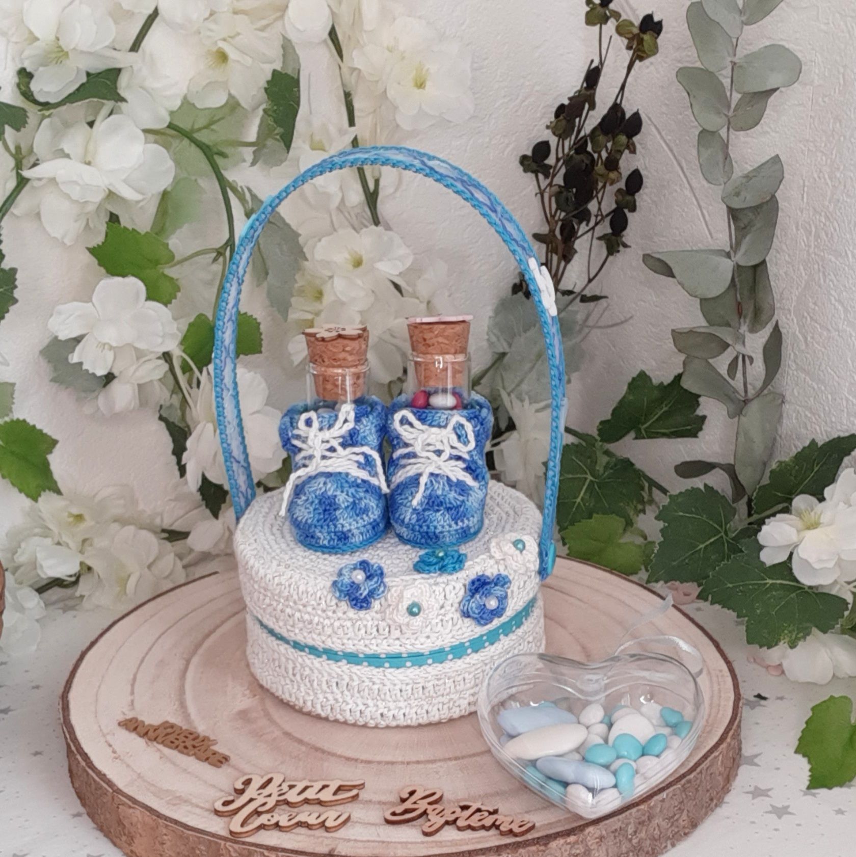 Boite cadeau petit trésor, cadeau de naissance, cadeau anniversaire 1 an, premier anniversaire, cadeau invité d'honneur pour un baptême, couleur bleu jean, chaussure miniature, boite gourmandises, cadeau baptême