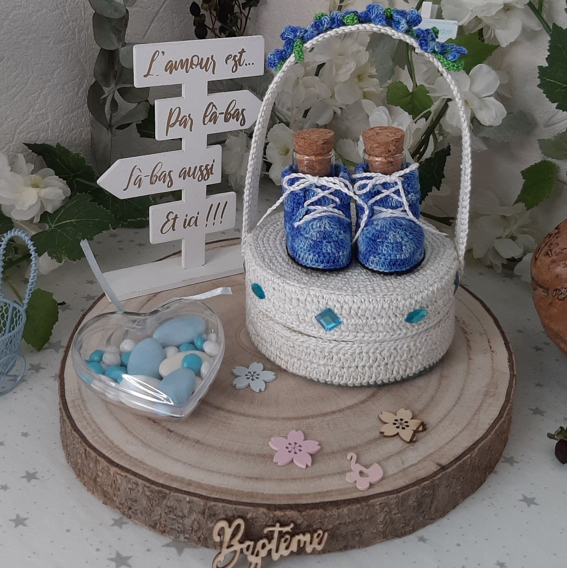 Boite cadeau petit trésor, cadeau de naissance, cadeau anniversaire 1 an, premier anniversaire, cadeau invité d'honneur pour un baptême, couleur bleu et blanc orné de strass, chaussure miniature, boite gourmandises, cadeau baptême