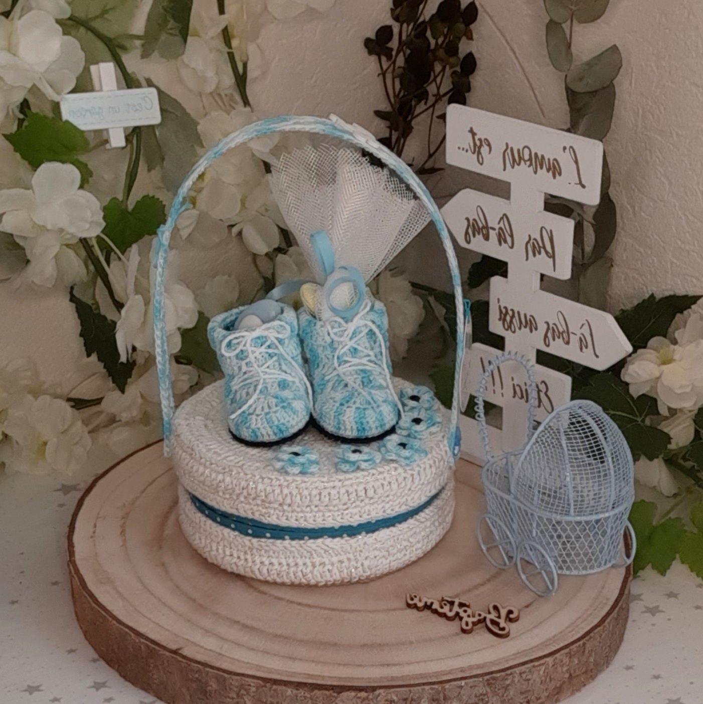 Boite cadeau petit trésor, cadeau de naissance, cadeau anniversaire 1 an, premier anniversaire, cadeau invité d'honneur pour un baptême, couleur bleu clair, chaussure miniature, boite gourmandises, cadeau baptême