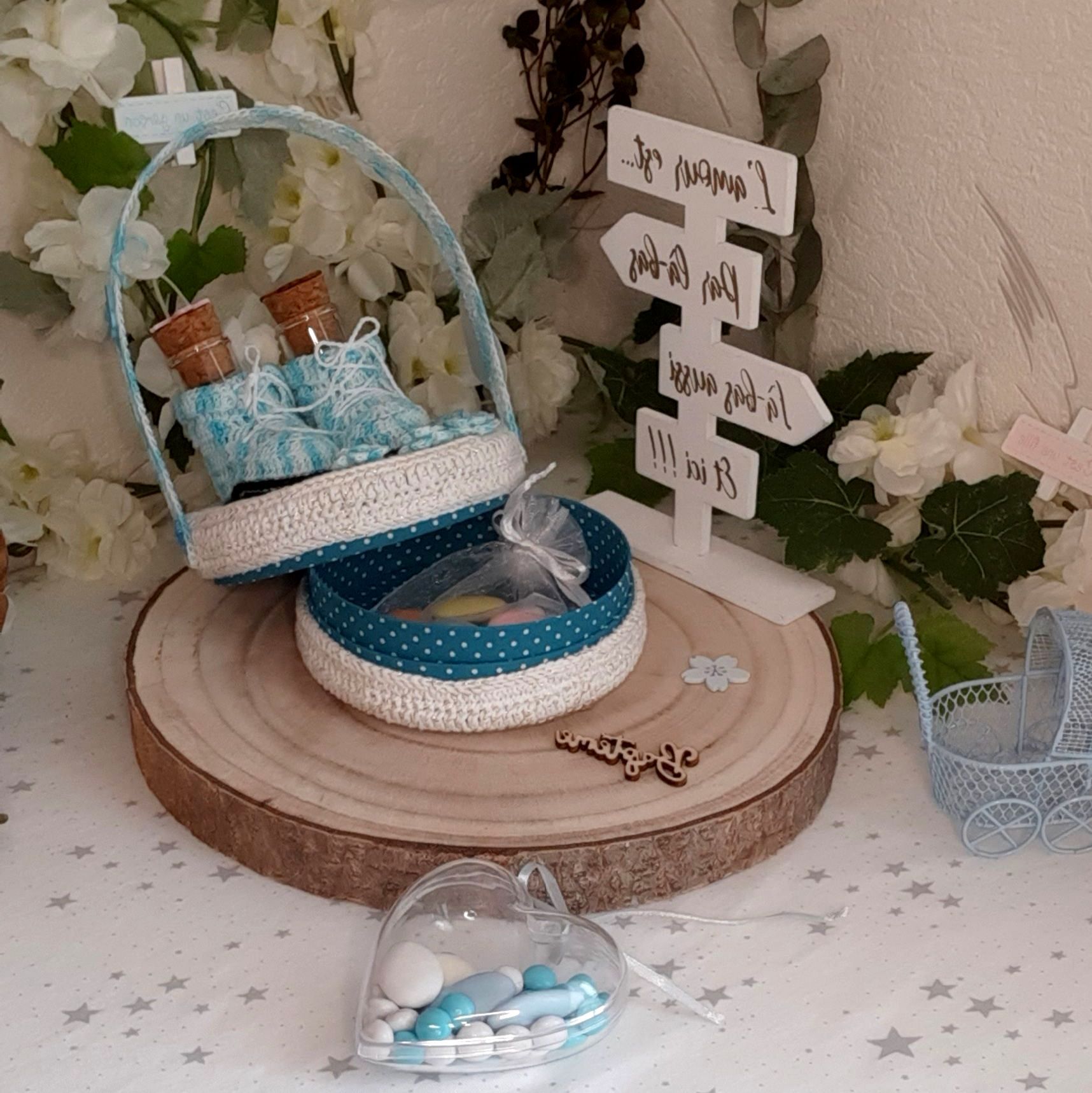 Boite cadeau petit trésor, cadeau de naissance, cadeau anniversaire 1 an, premier anniversaire, cadeau invité d'honneur pour un baptême, couleur bleu au crochet, chaussure miniature, boite gourmandises, cadeau baptême