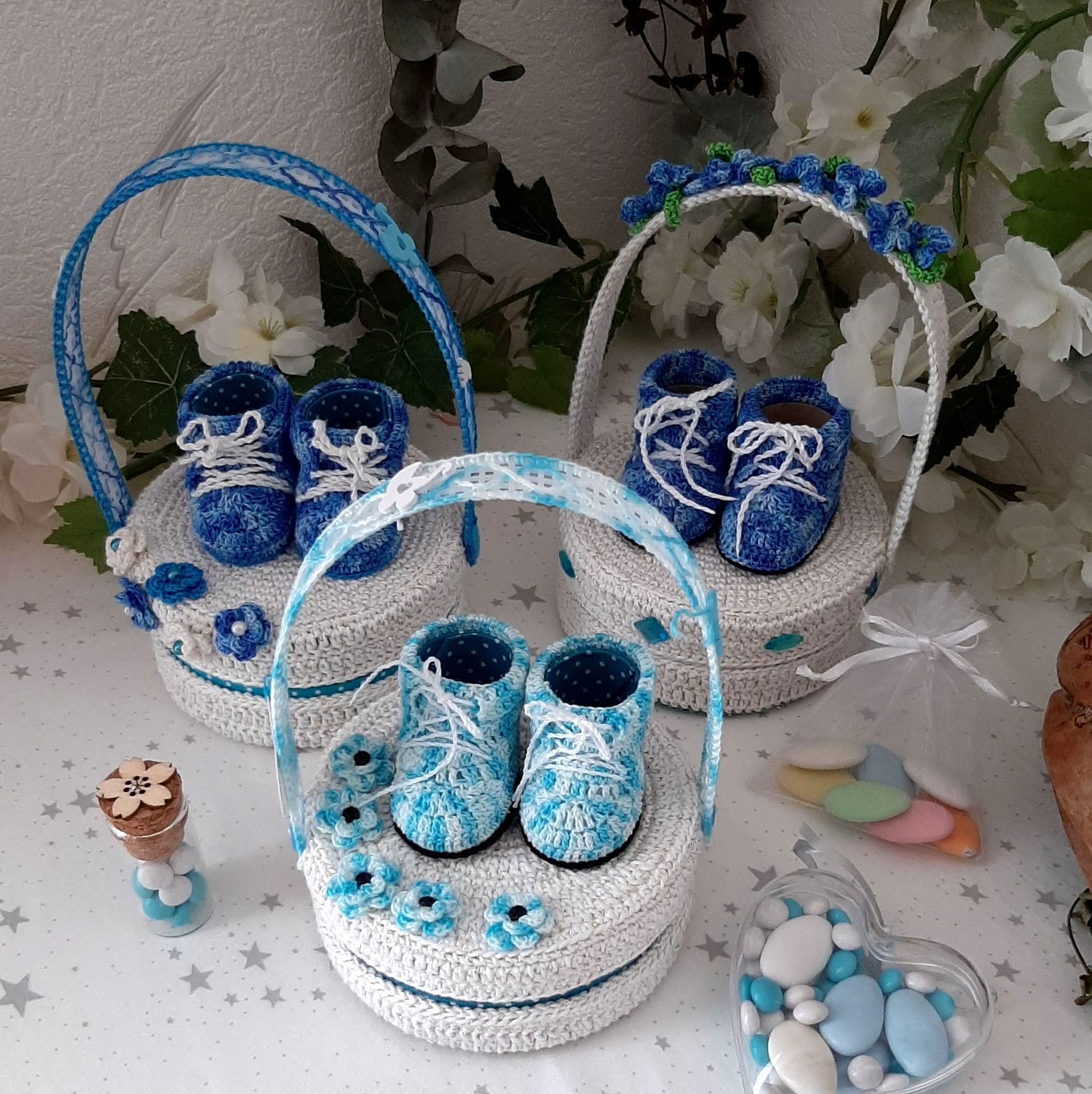 Boite cadeau petit trésor, cadeau de naissance, cadeau anniversaire 1 an, premier anniversaire, cadeau invité d'honneur pour un baptême, couleur 3 modèles différents, chaussure miniature, boite gourmandises, cadeau baptême. Boîte ornée de fleurs