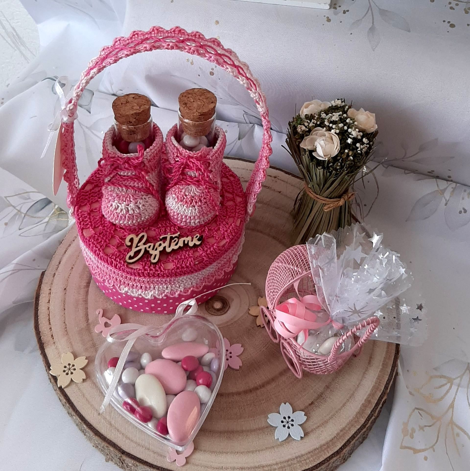 Boite cadeau petit trésor, cadeau de naissance, cadeau anniversaire 1 an, premier anniversaire, cadeau invité d'honneur pour un baptême, couleur rose clair et rose foncé, chaussure miniature, boite gourmandises, cadeau baptême