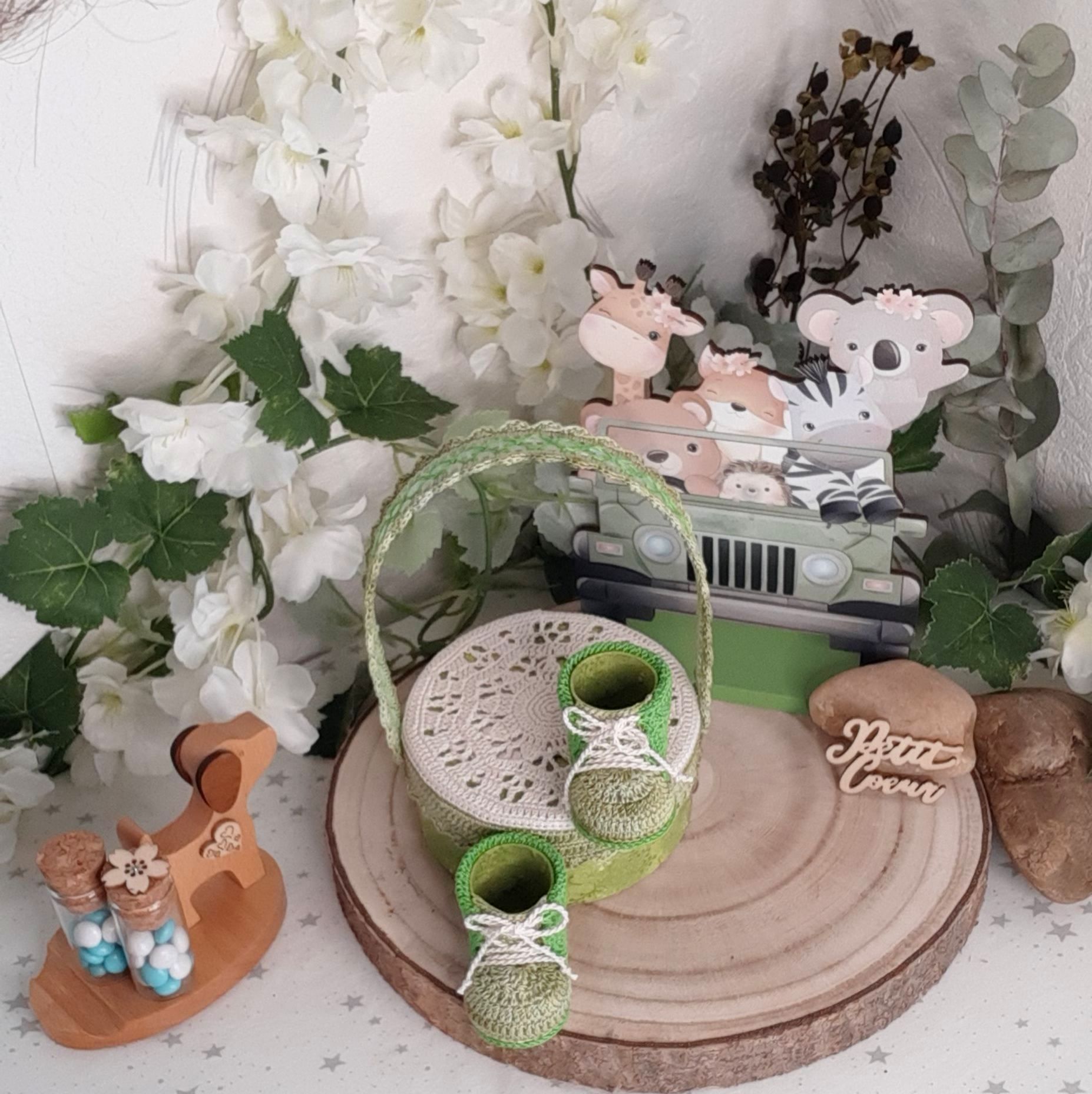 Boite cadeau petit trésor, cadeau de naissance, cadeau anniversaire 1 an, premier anniversaire, cadeau invité d'honneur pour un baptême, couleur vert, chaussure miniature, boite gourmandises, cadeau baptême