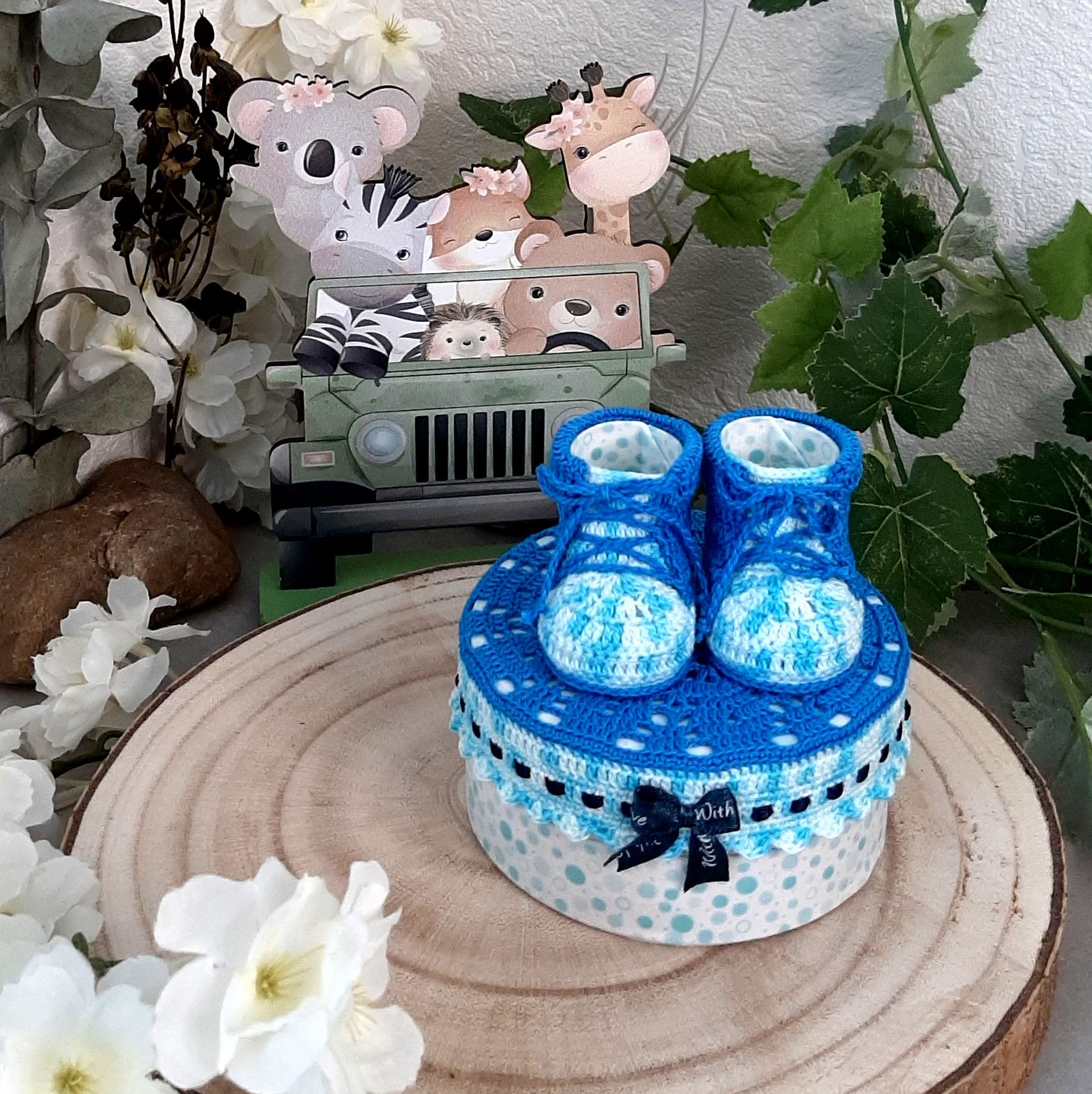 Boite cadeau petit trésor, cadeau de naissance, cadeau anniversaire 1 an, premier anniversaire, cadeau invité d'honneur pour un baptême, couleur camaïeu de bleu, chaussure miniature, boite gourmandises, ruban bleu