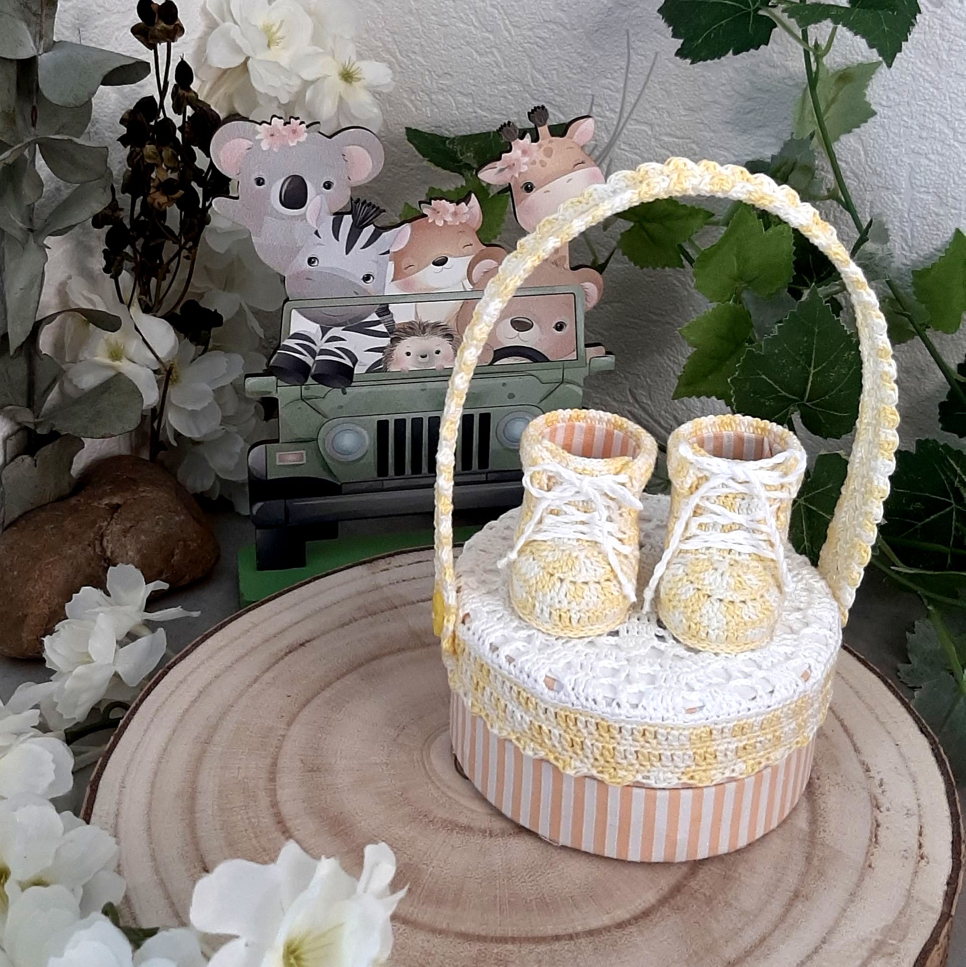 Boite cadeau petit trésor, cadeau de naissance, cadeau anniversaire 1 an, premier anniversaire, cadeau invité d'honneur pour un baptême, couleur jaune et blanc, chaussure miniature, boite gourmandises, cadeau baptême