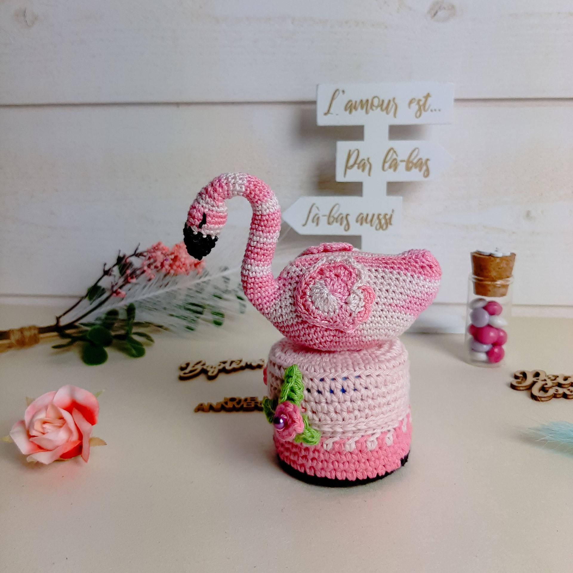 Boite cadeau cygne rose, cadeau personnalisé pour marraine, Cadeau pour parrain, boite pour annoncer une bonne nouvelle, Cygne rose au crochet, boite baptême fille fait à la main,