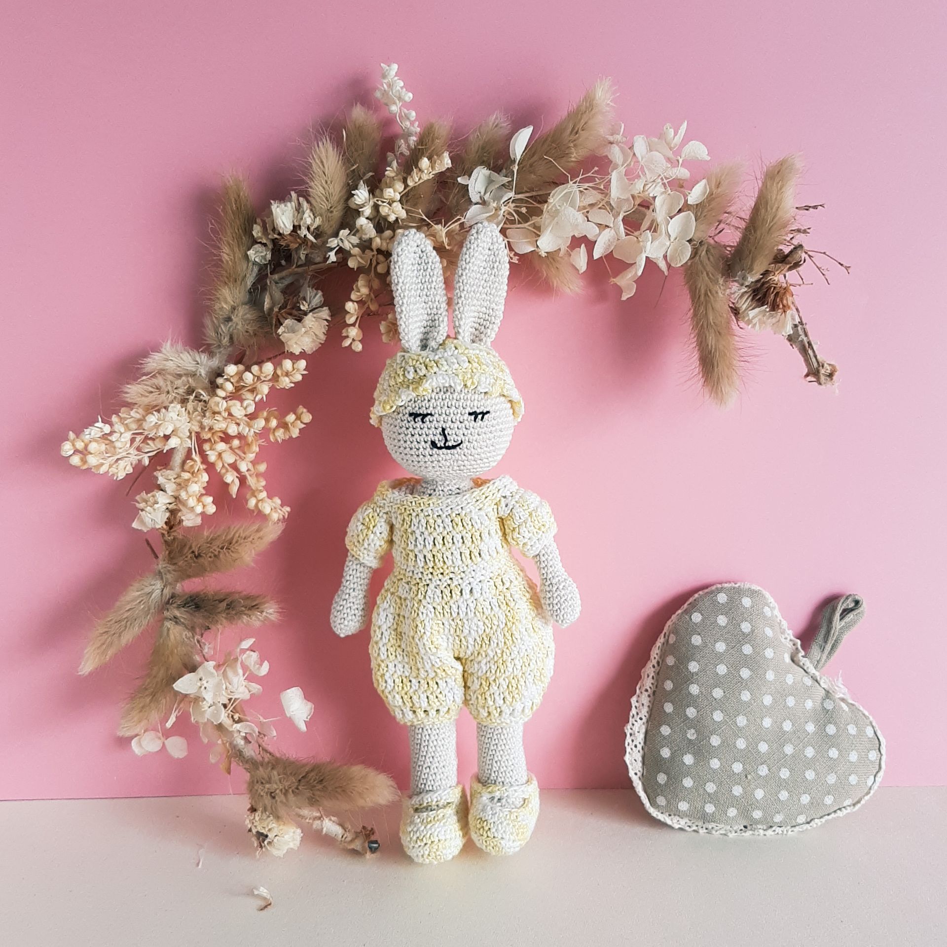 Lapin doudou au crochet, lapin jouet pour enfant, lapin jaune, mignon lapin au crochet, doudou lapin au crochet, lapin fait main au crochet, lapin fabriquée en France, doudou lapin fabriqué en France, lapin doudou à Coutras, Coutras et son e.commerce, boutique de lapin au crochet, boutique d'articles au crochet en France, Coutras