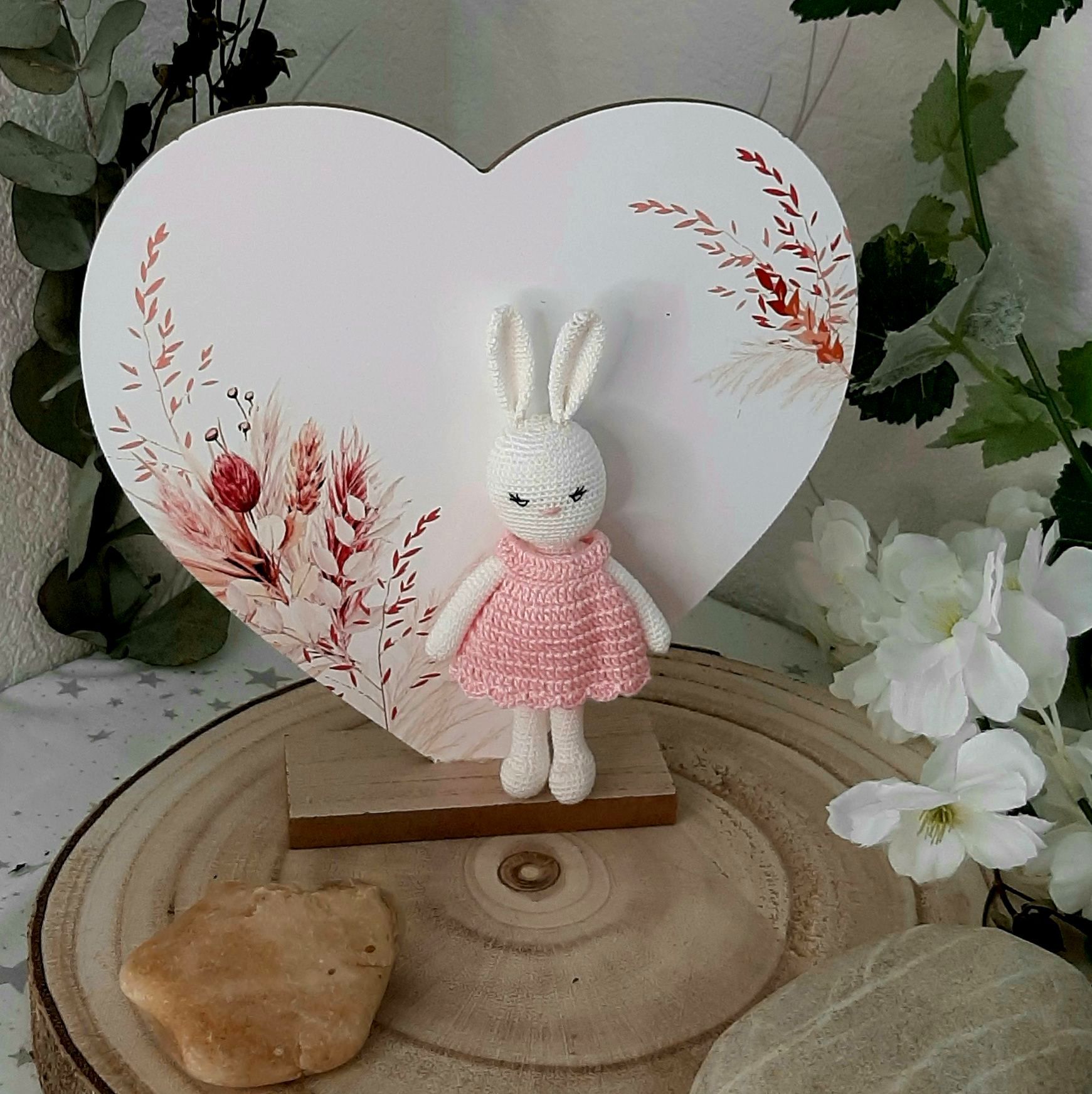 Lapin bébé Kitty , lapin au crochet, Lapin au crochet blanc , lapin doudou, lapin jouet, lapin décoration chambre enfant, amigurumis, lapin fabrication française, lapin doudou achat local, lapin fait main en france, lapin de chouettesartdec.com, Chouettes ArtDec, créateurs français, lapin doudou à Coutras, Libourne, Bordeaux