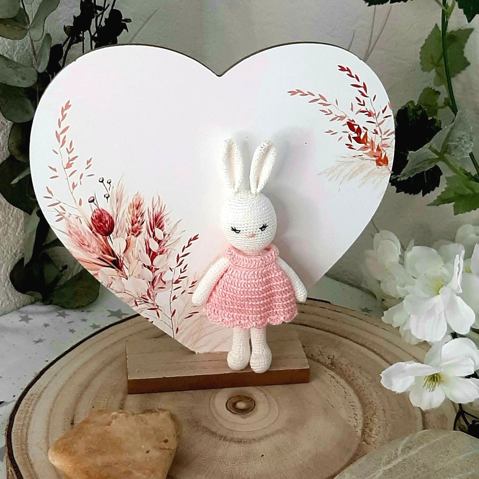 Lapin bébé Kitty , lapin au crochet, Lapin au crochet blanc , lapin doudou, lapin jouet, lapin décoration chambre enfant, amigurumis, lapin fabrication française, lapin doudou achat local, lapin fait main en france, lapin de chouettesartdec.com, Chouettes ArtDec, créateurs français, lapin doudou à Coutras, Libourne, Bordeaux