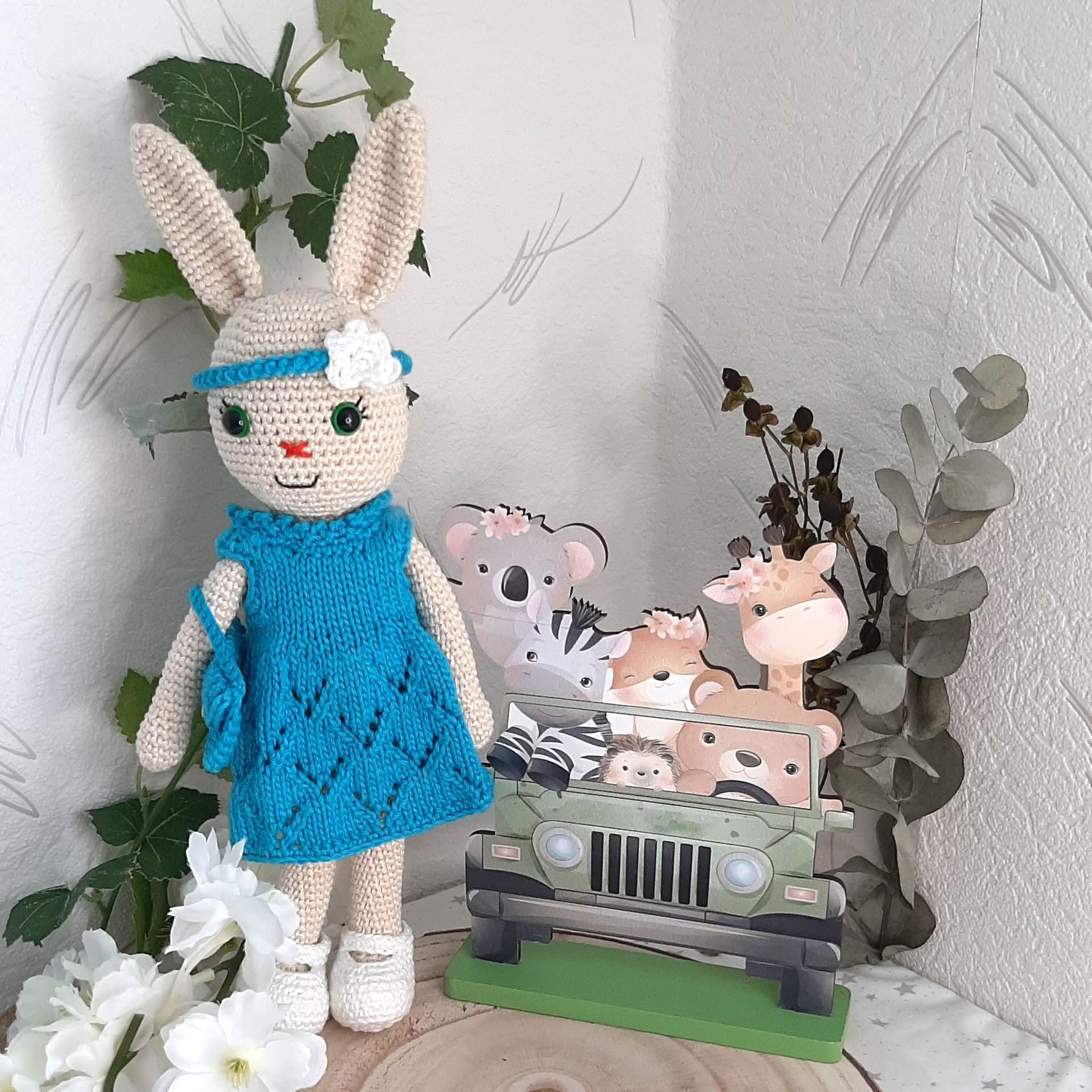 Lapin au crochet, poupée au crochet, lapin doudou, laika le lapin, lapin de pâques, doudou lapin, lapin bleu, lapin pour jouer, lapin de créateurs, mignon lapin, Boutique de lapins, lapin de décoration, lapin pour chambre d'enfants, lapin à Coutras, chouette lapin, lapin original, lapin unique, poupée lapin, Coutras, chouettesartdec, chouettes art dec