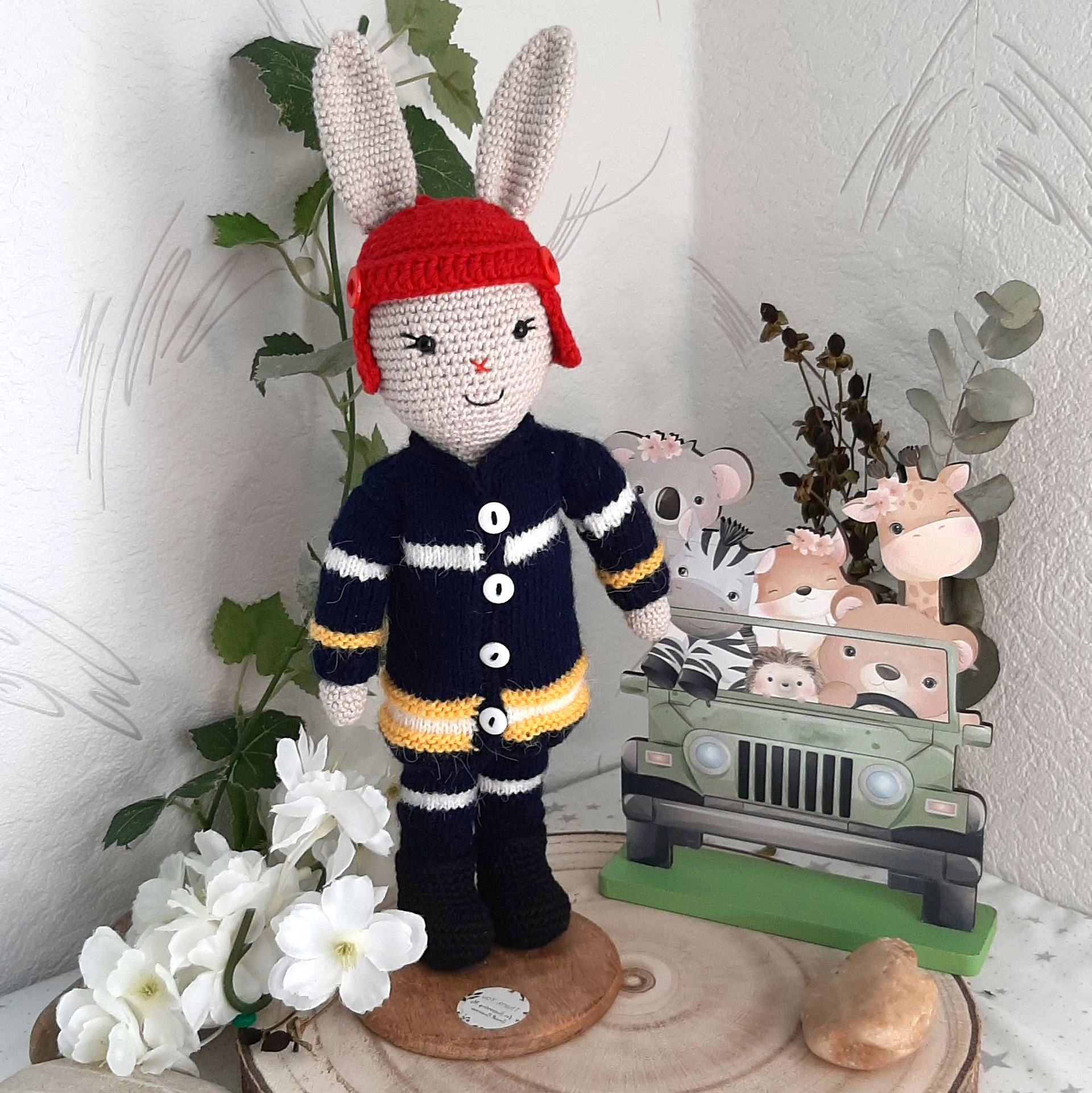 Lapin mignon , doudou, jouet, décoration chambre enfant, amigurumis, fabrication française, achat local, fait main en france, chouettesartdec.com, Chouettes ArtDec, créateurs français, Coutras, Libourne, Bordeaux, pompier, costume pompier, lapin pompier